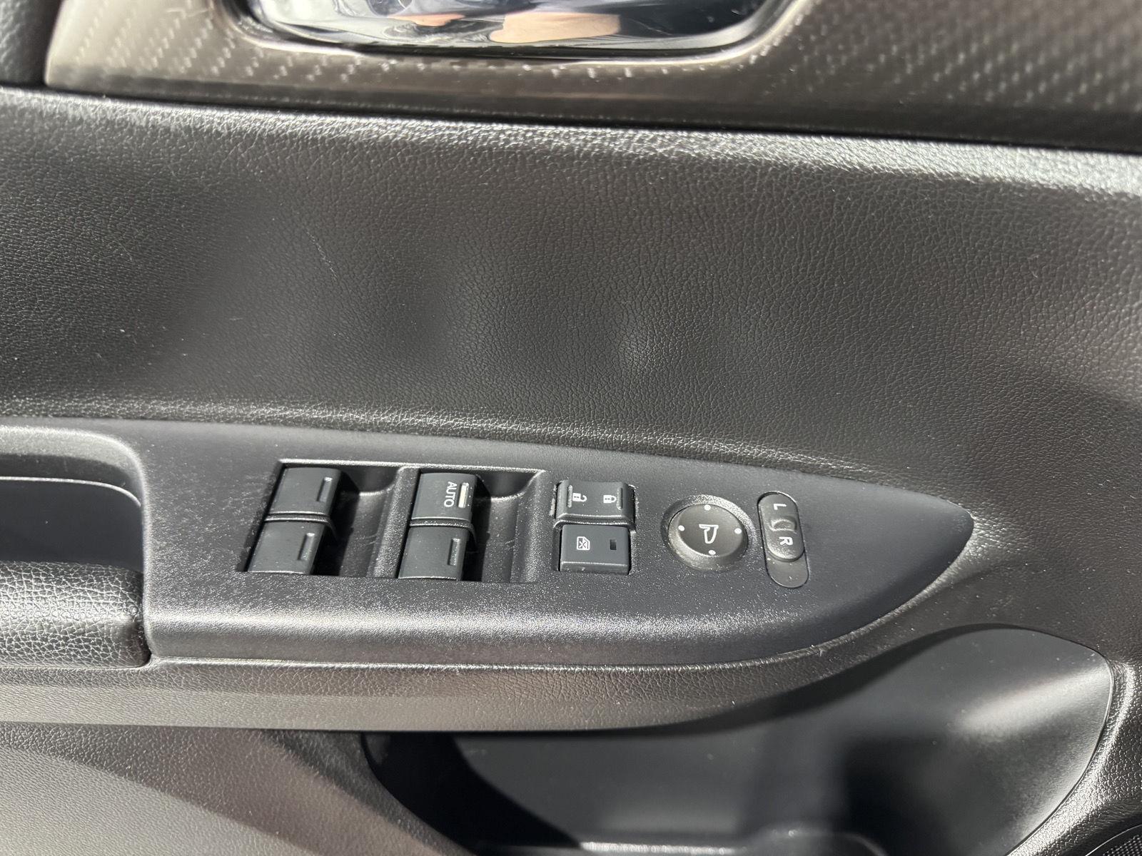 Vehicle photo 34