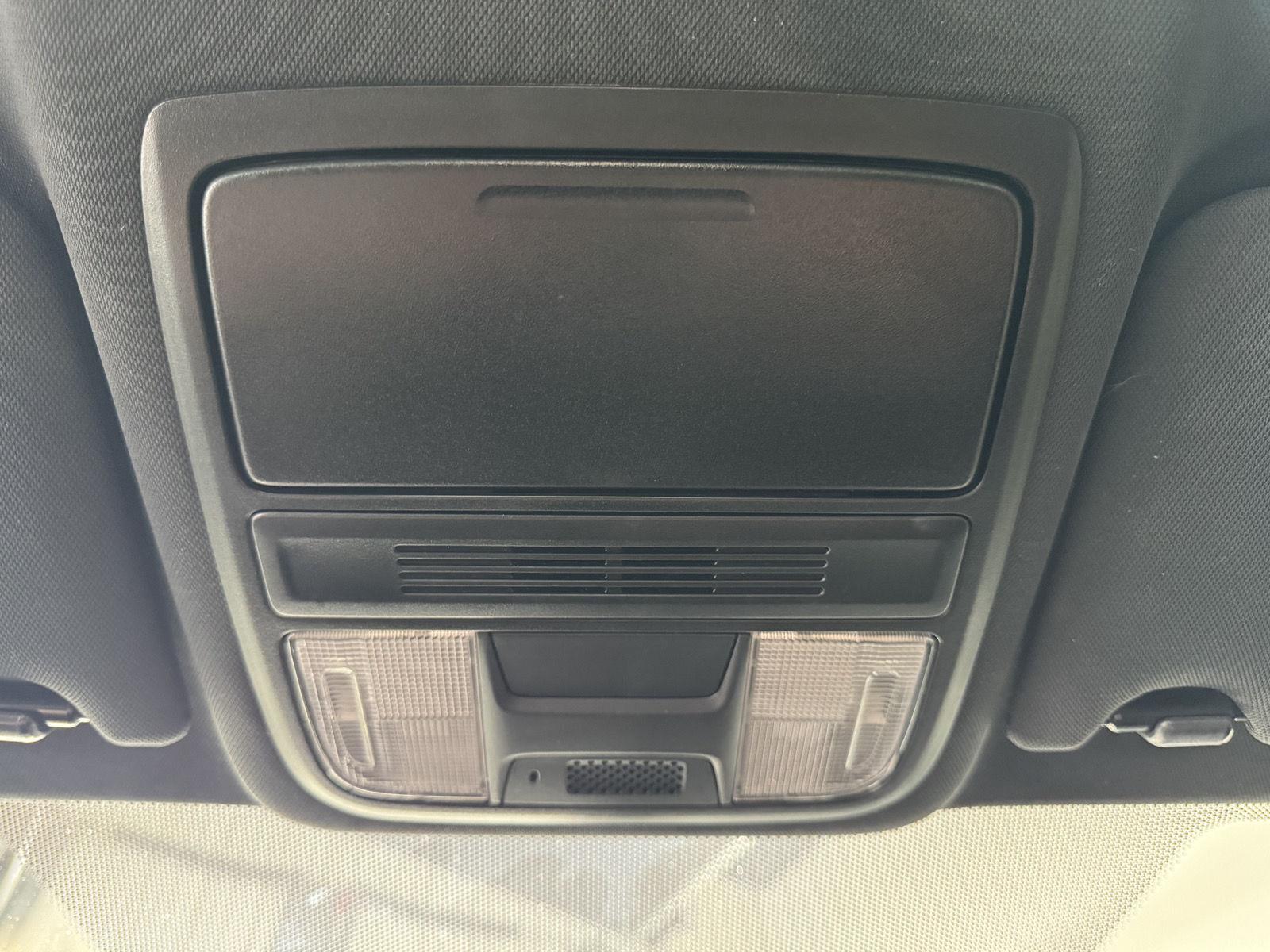 Vehicle photo 29