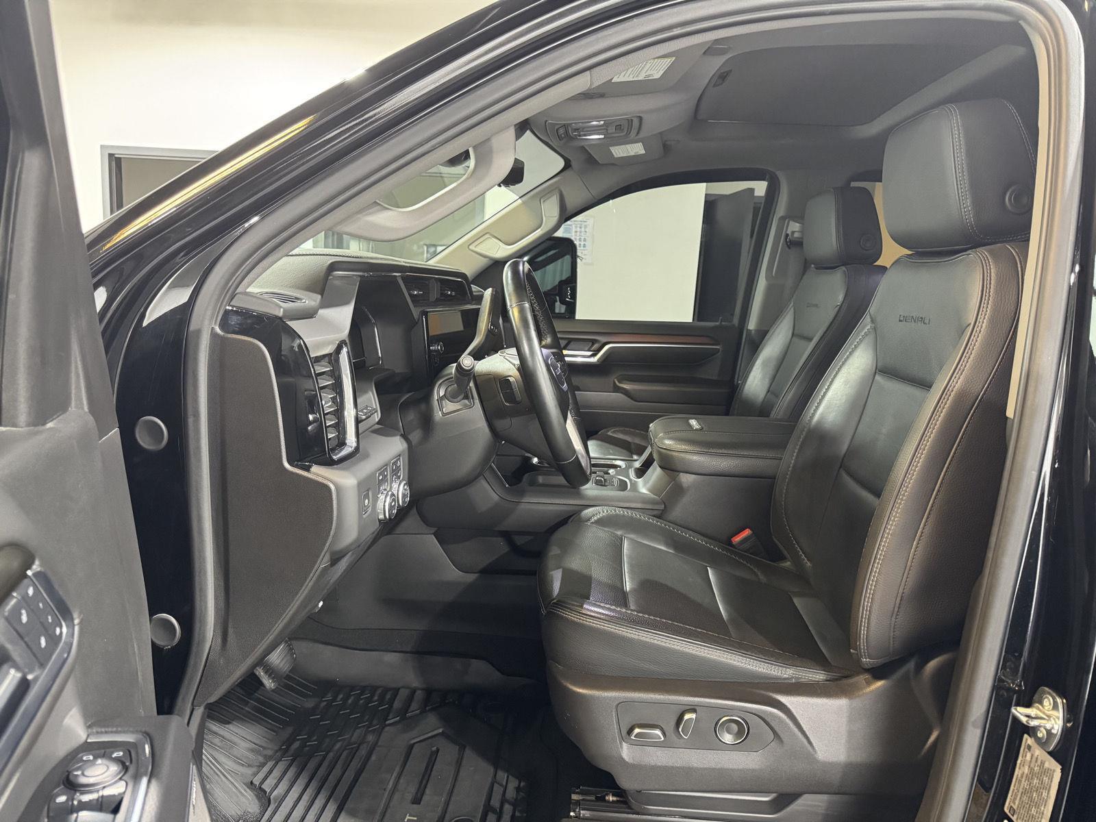 Vehicle photo 12