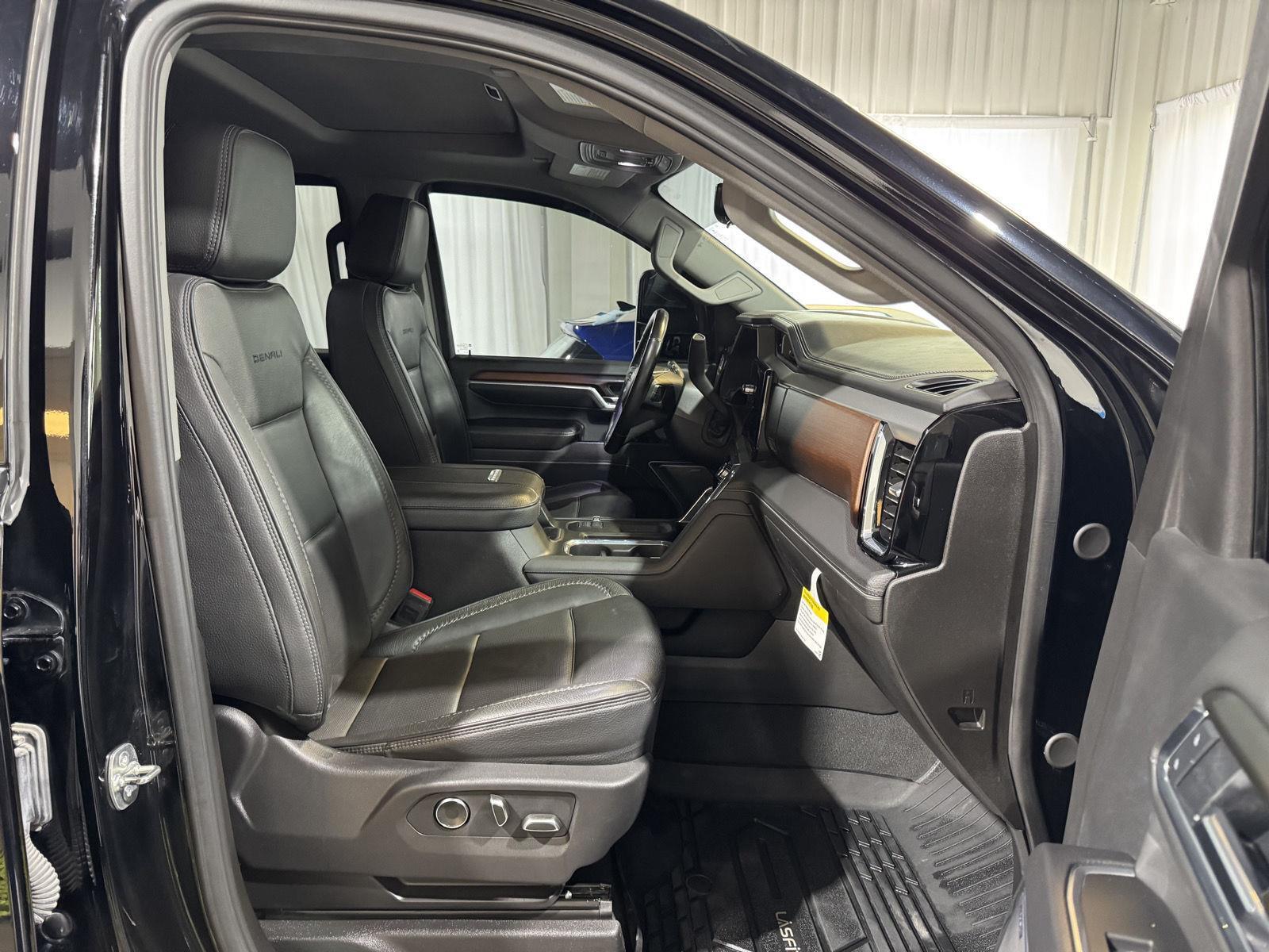 Vehicle photo 14