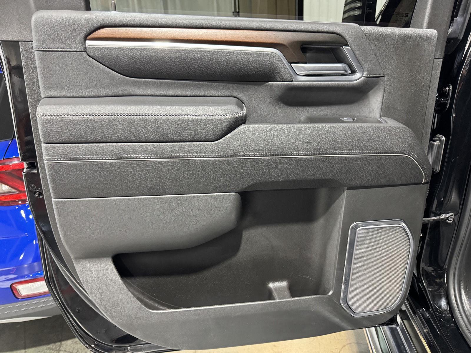 Vehicle photo 17