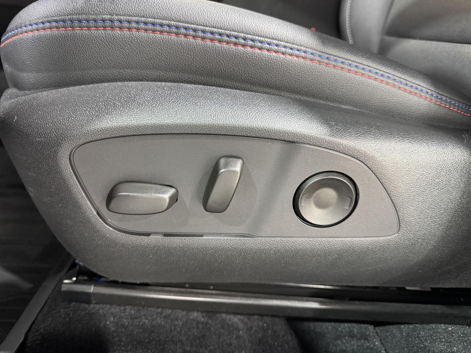Vehicle photo 21