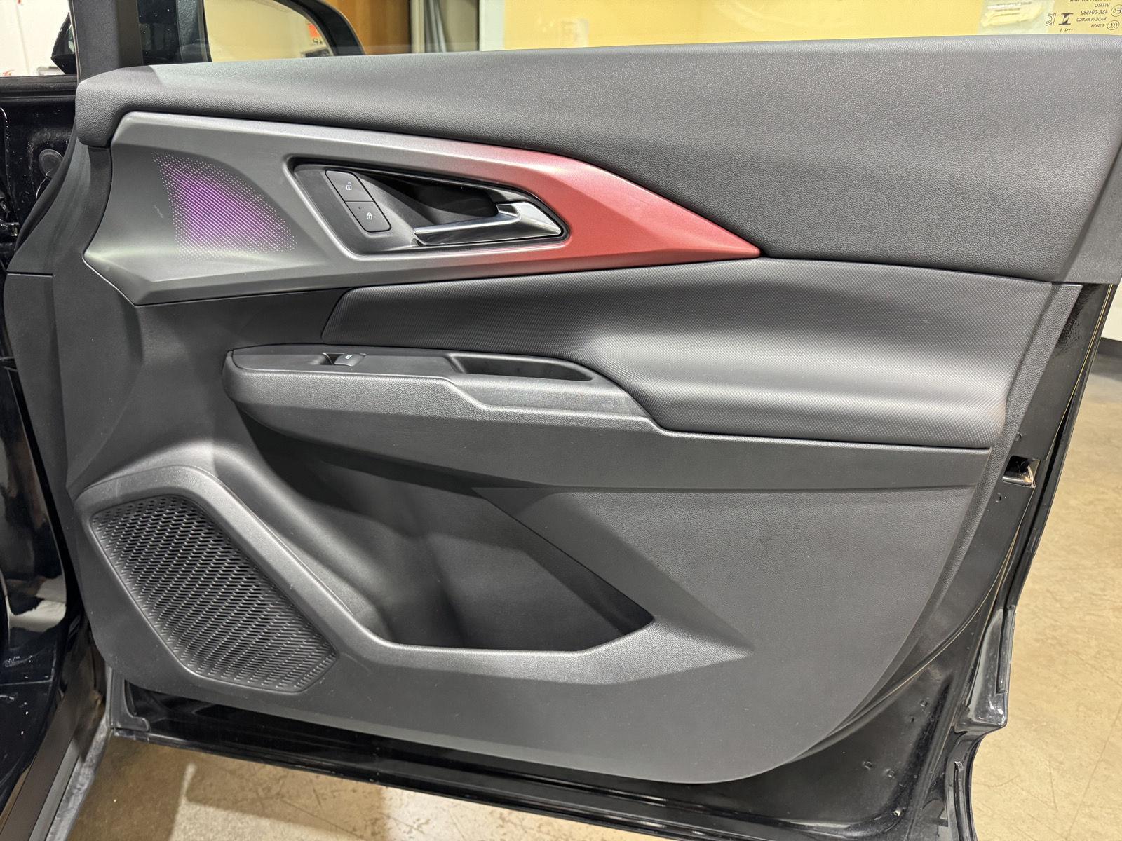 Vehicle photo 24