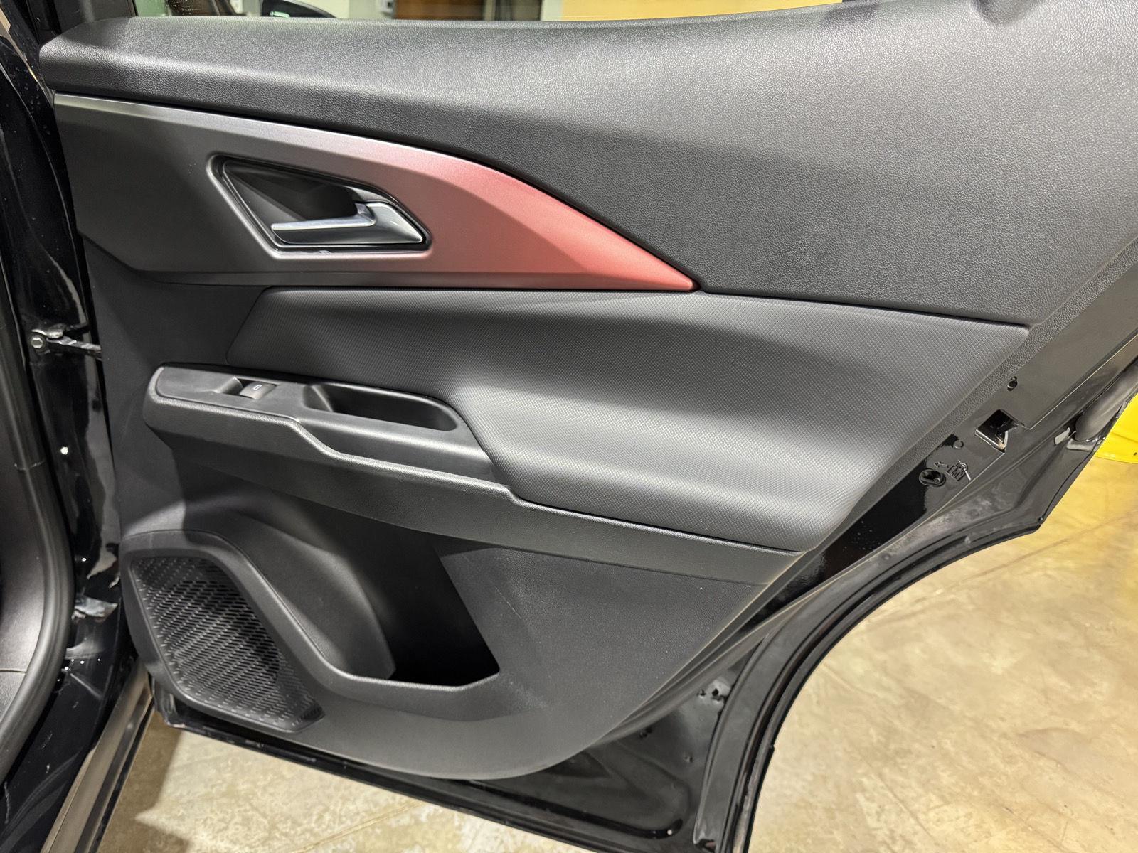 Vehicle photo 27