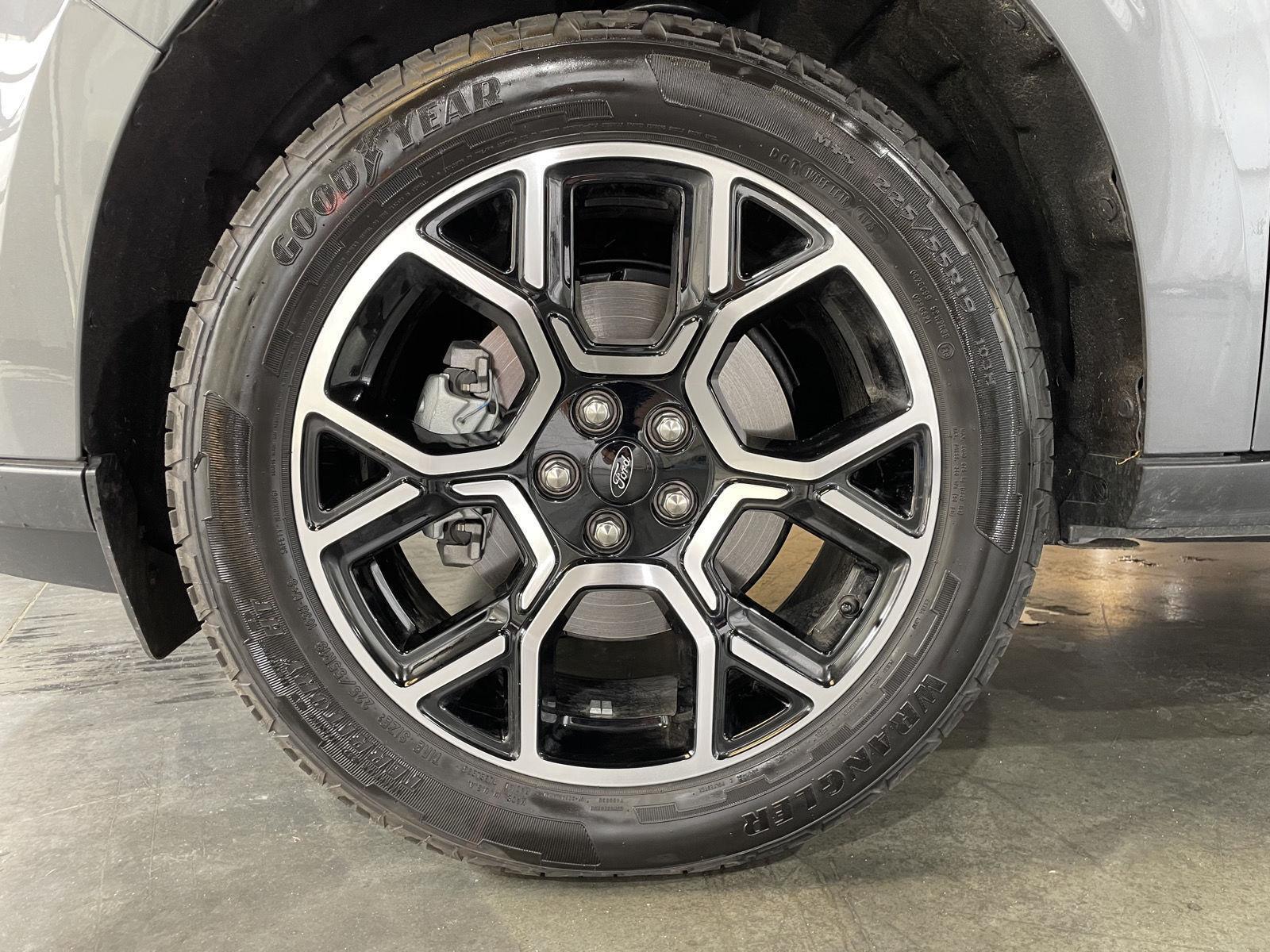 Vehicle photo 34