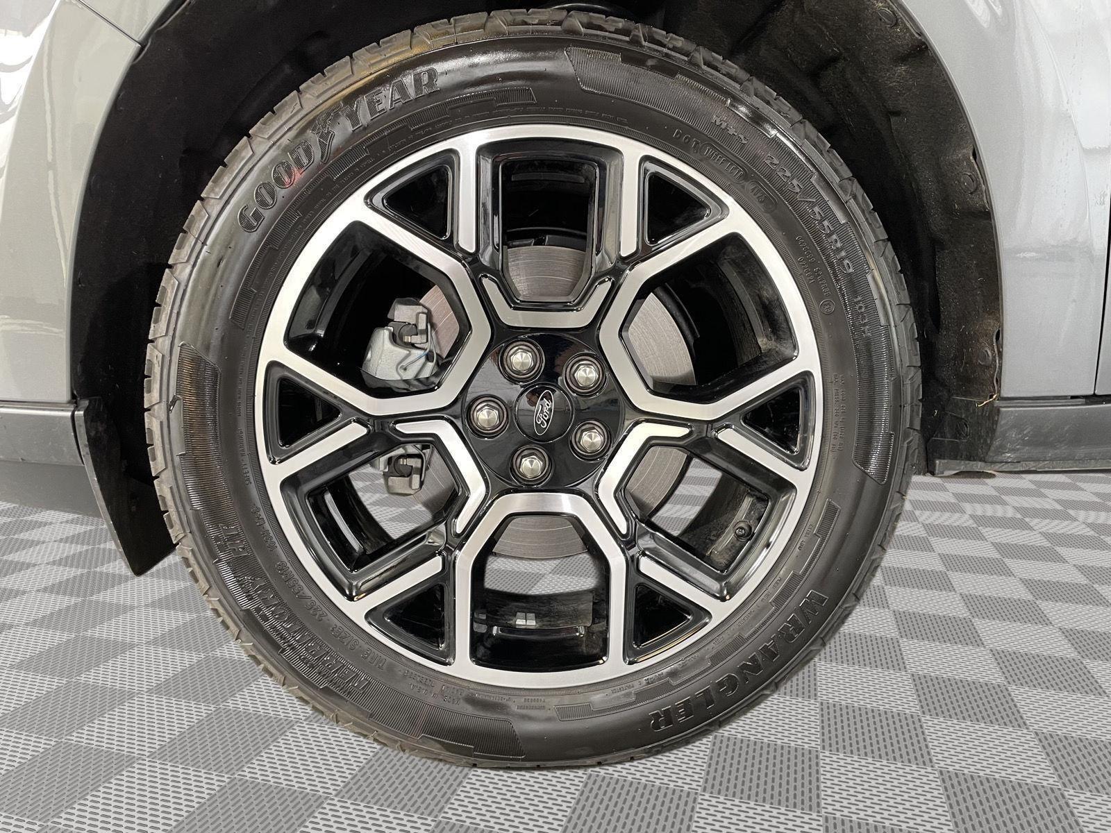 Vehicle photo 10