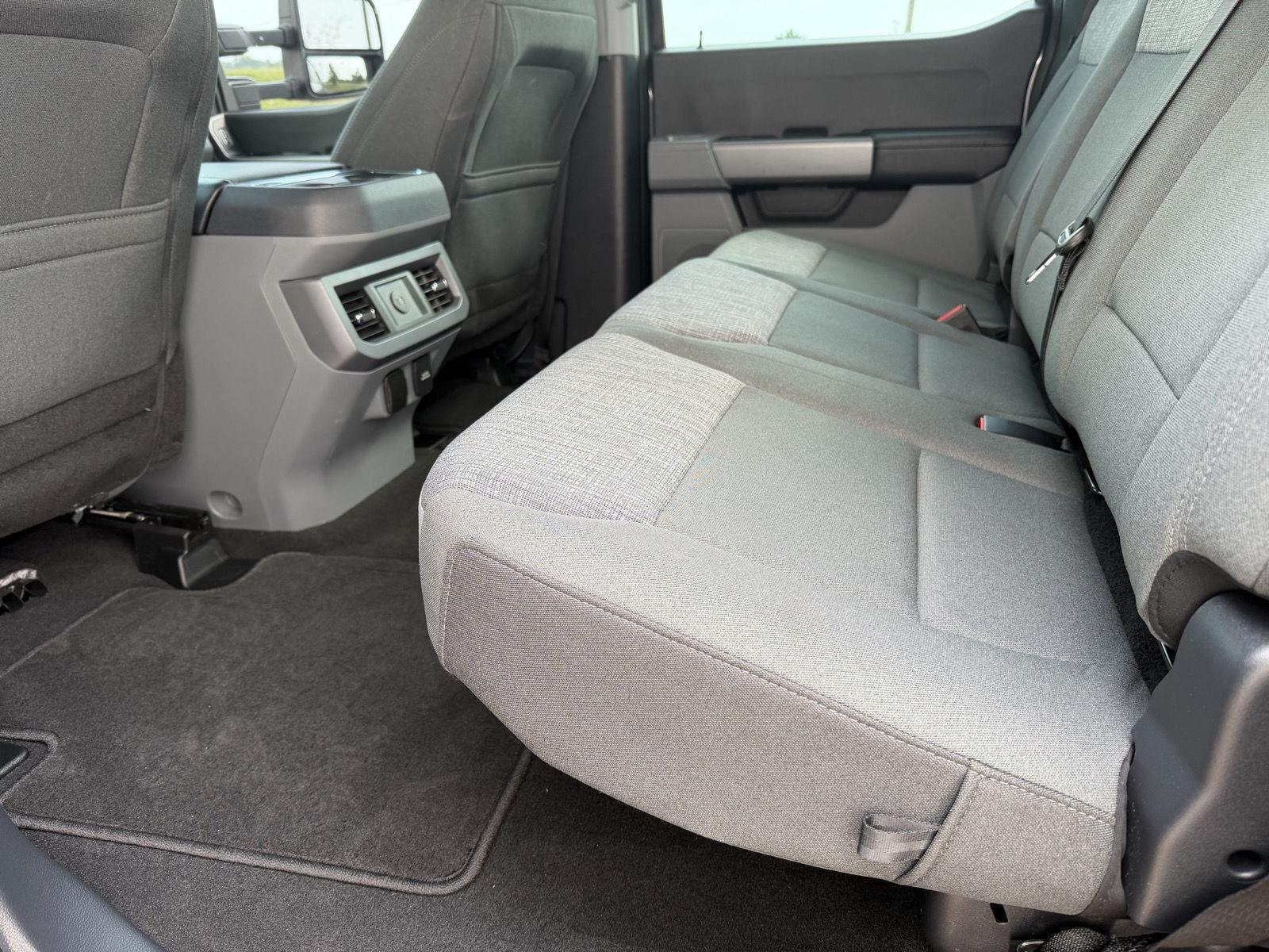 Vehicle photo 19