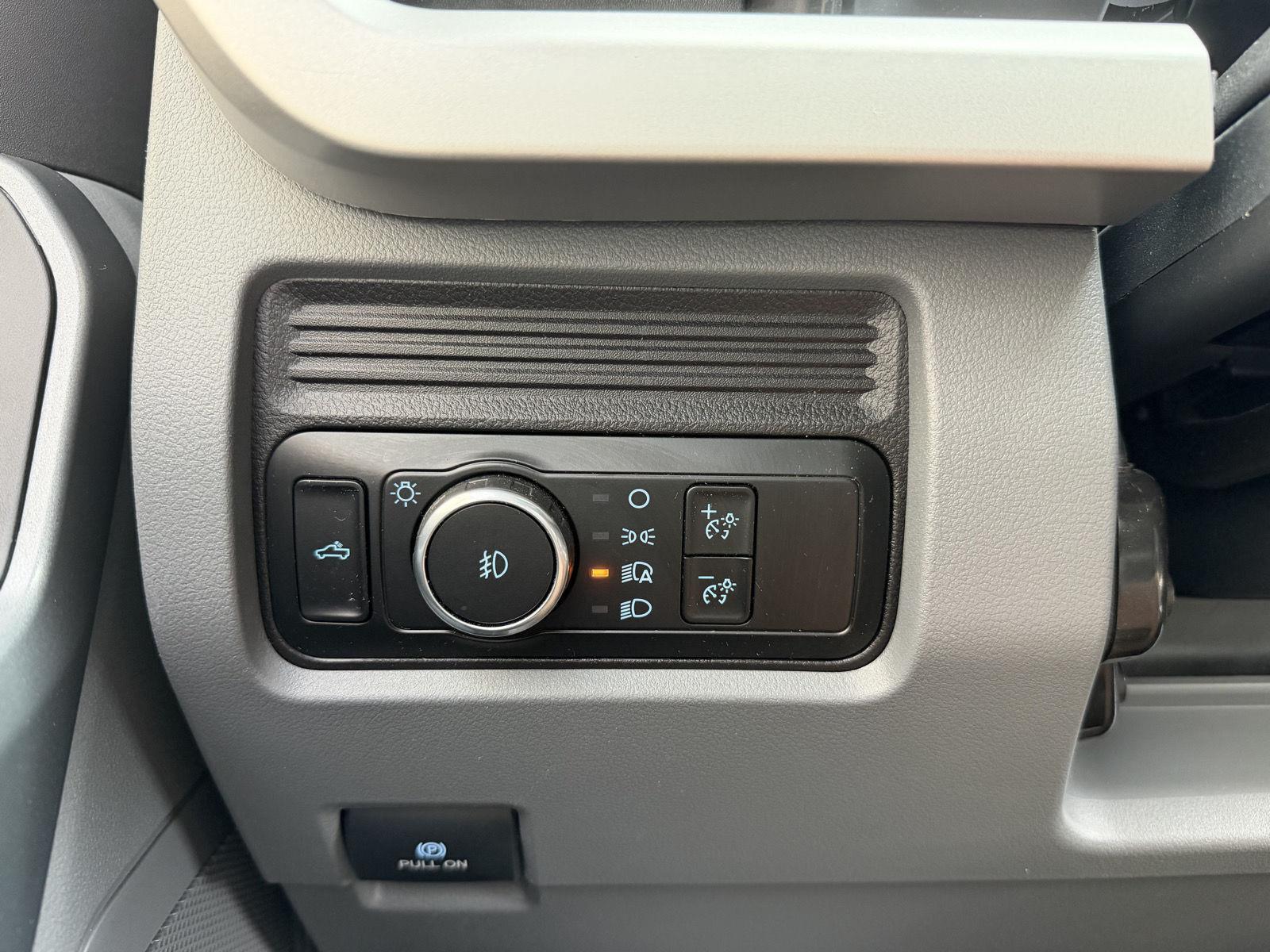 Vehicle photo 24