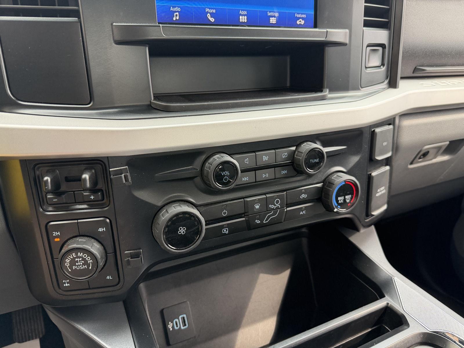 Vehicle photo 27