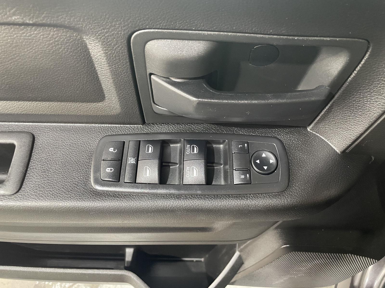 Vehicle photo 19