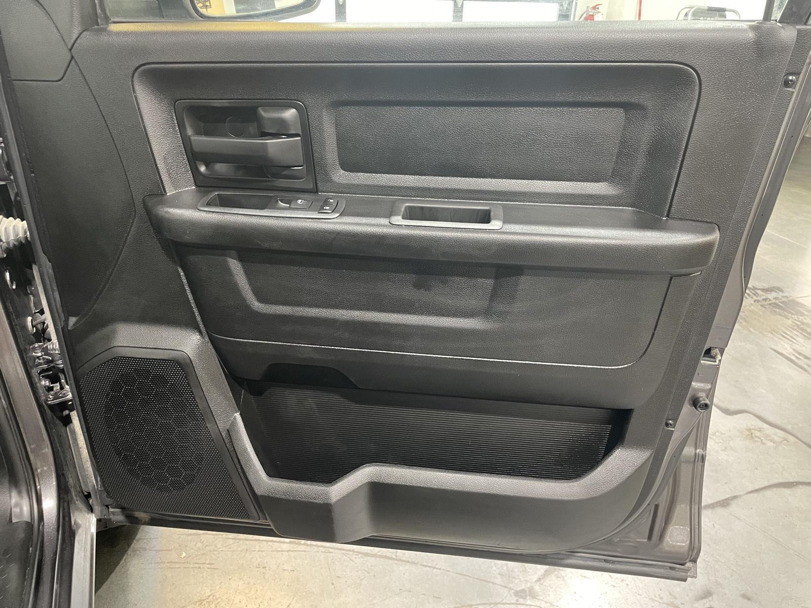 Vehicle photo 23