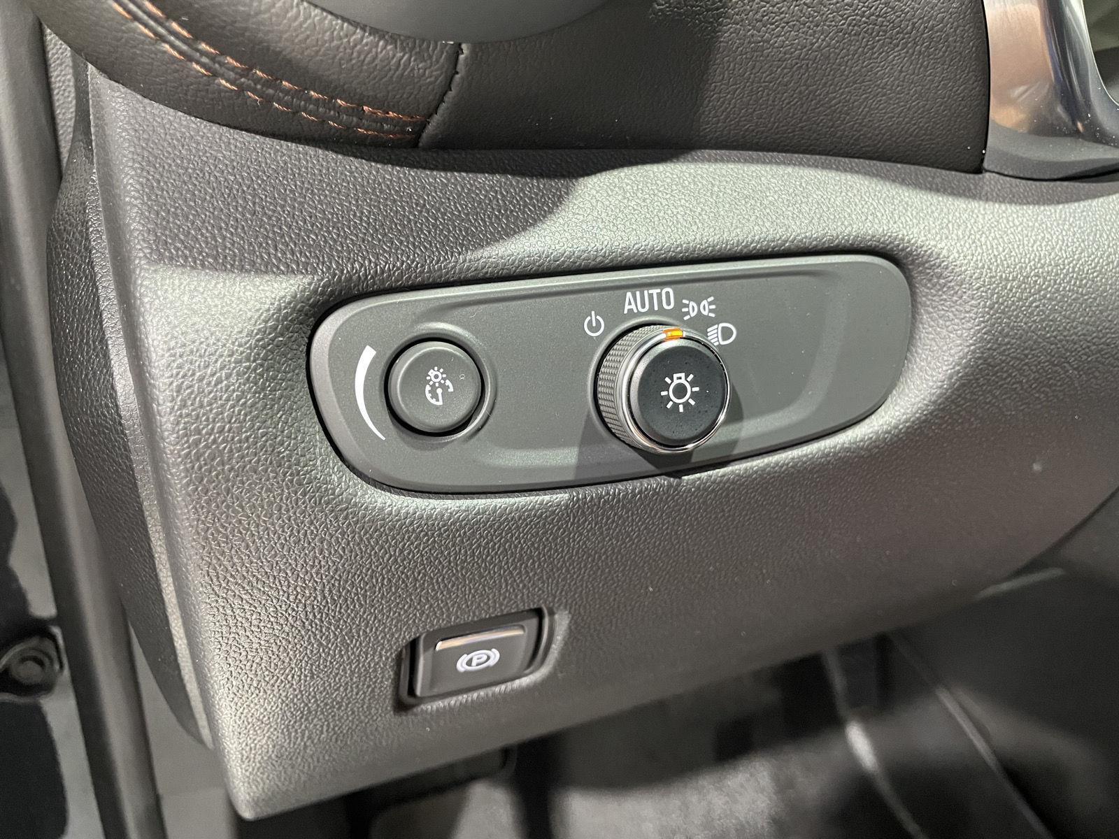 Vehicle photo 13