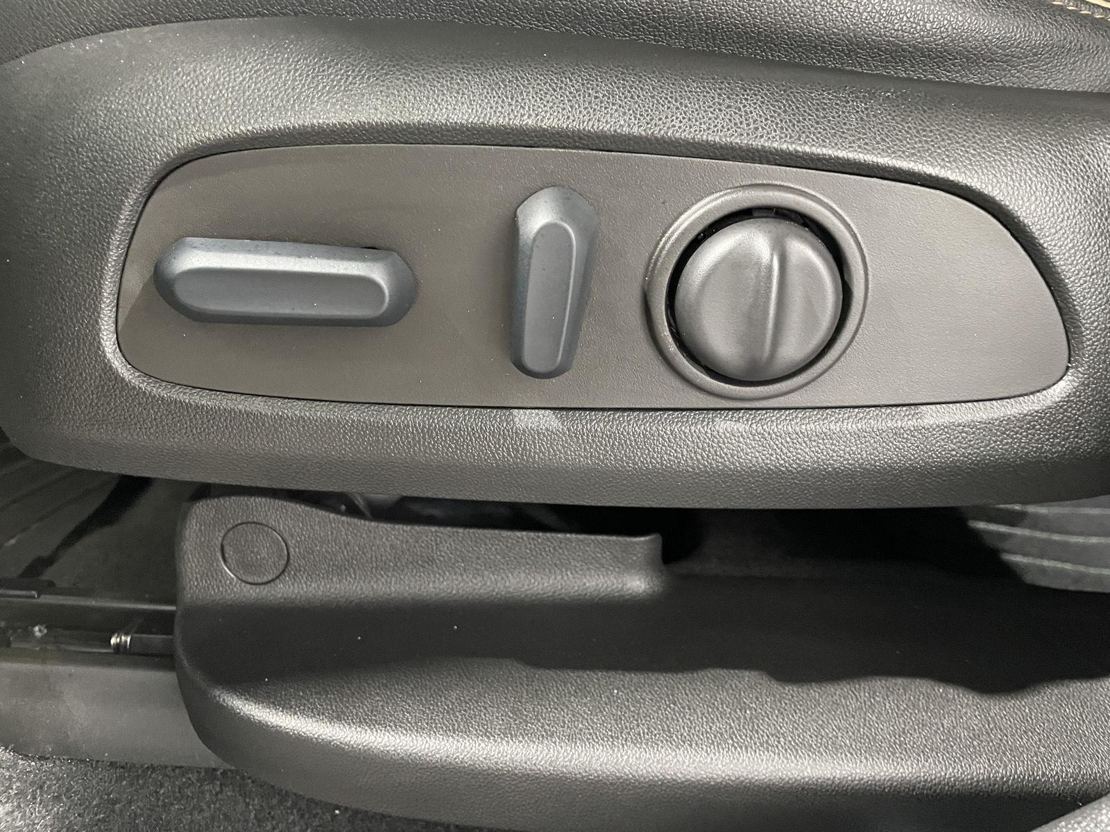 Vehicle photo 18