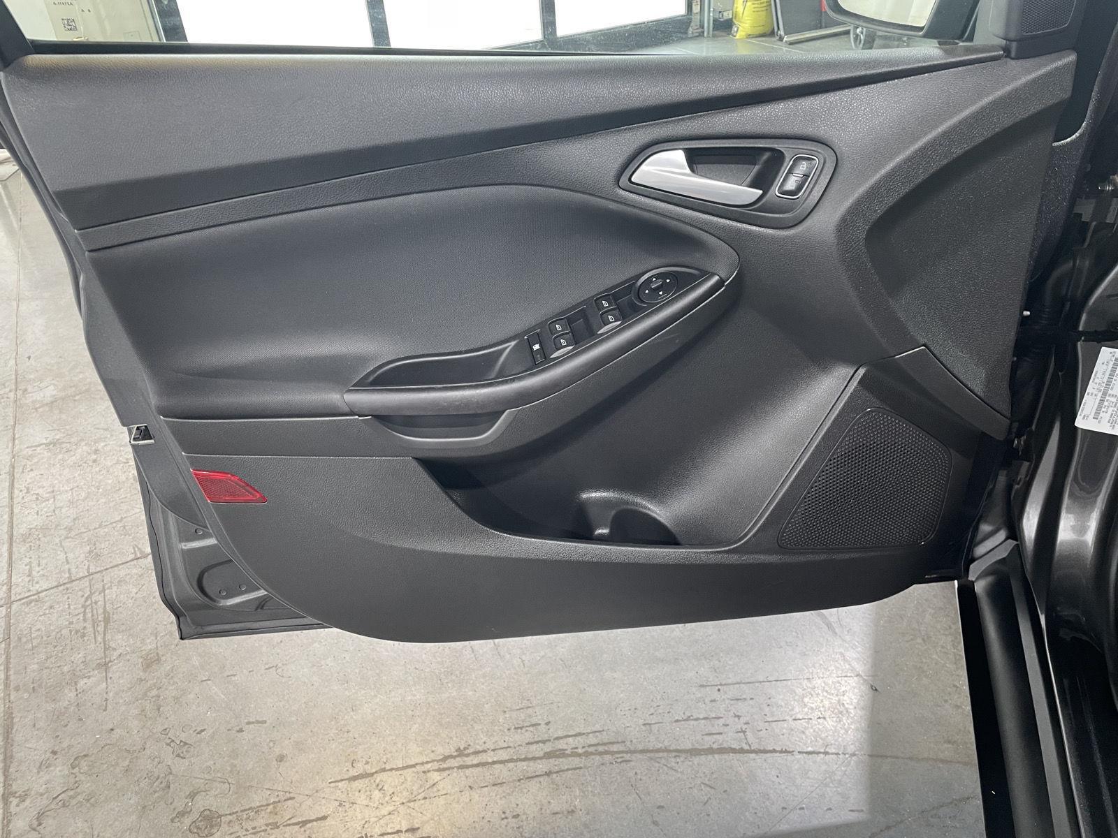 Vehicle photo 18