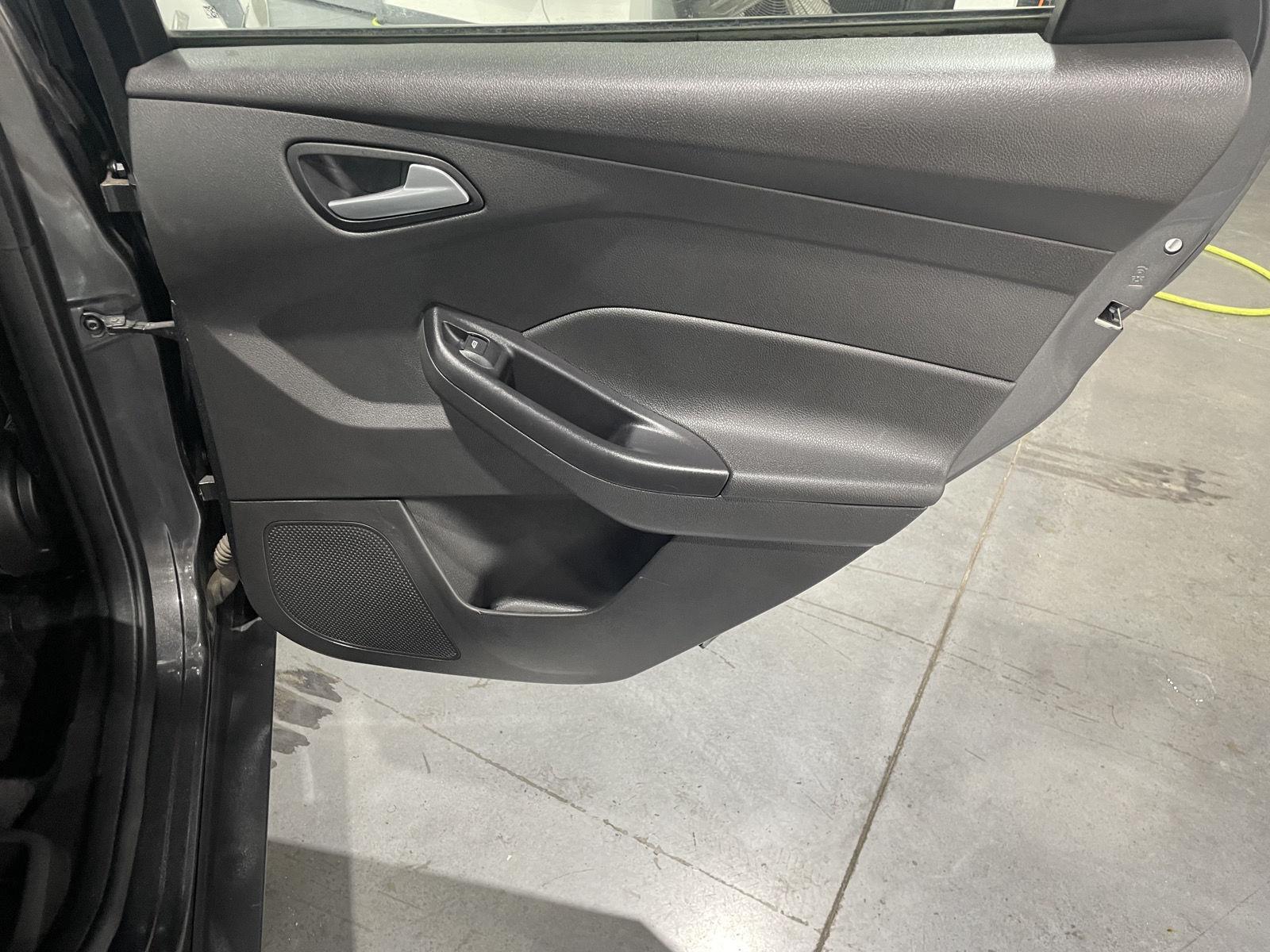 Vehicle photo 23