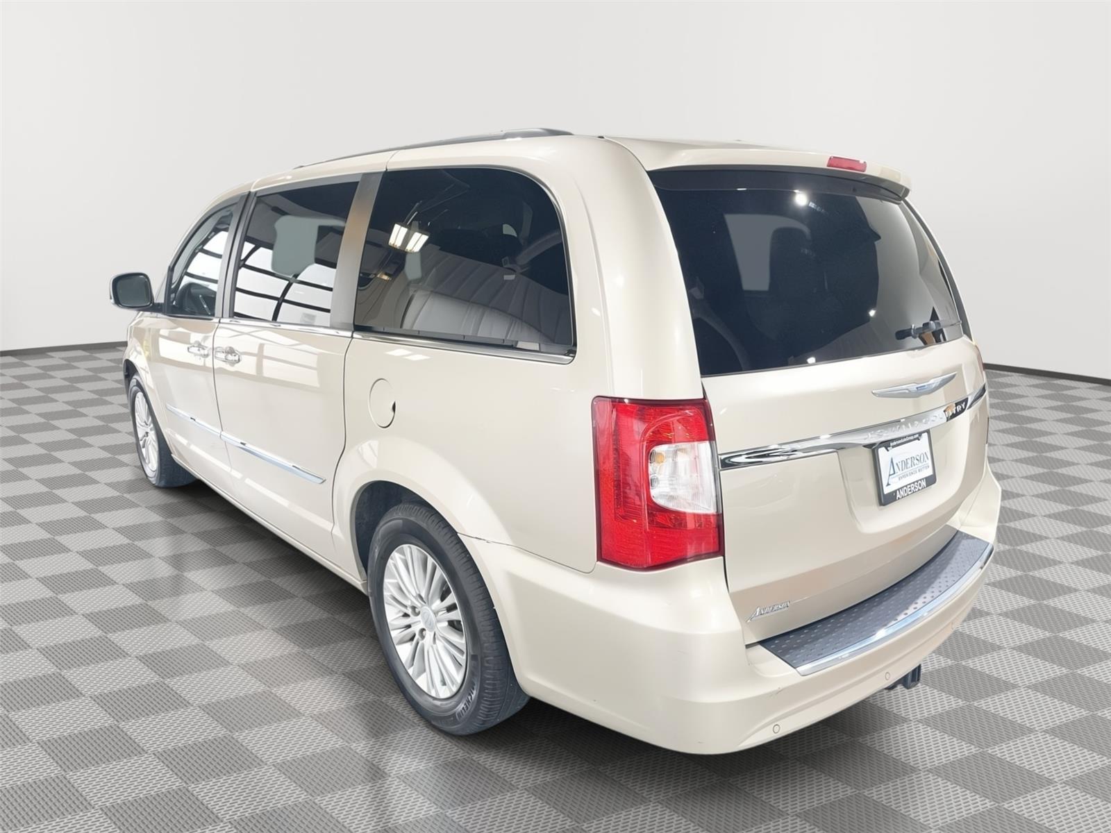 Vehicle photo 9
