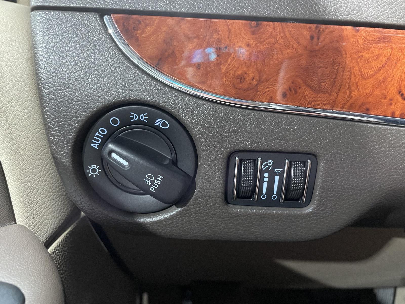Vehicle photo 14