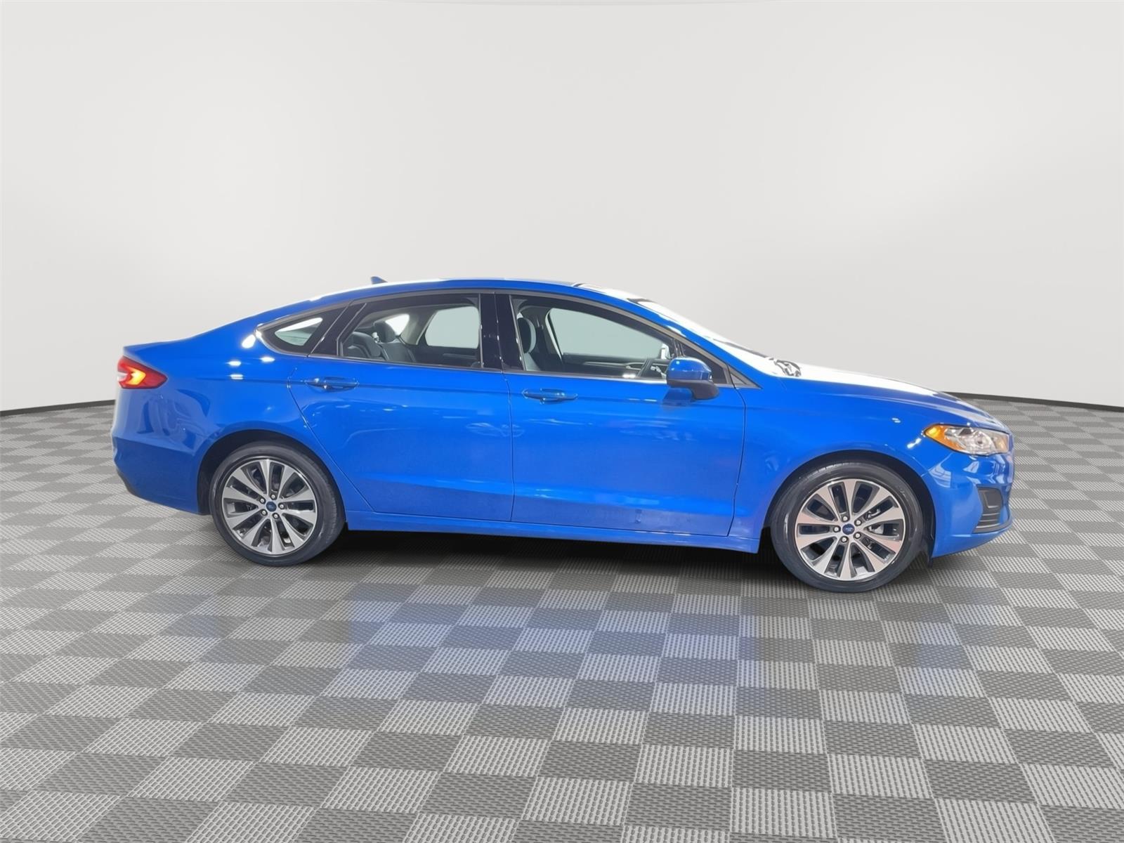 Vehicle photo 6