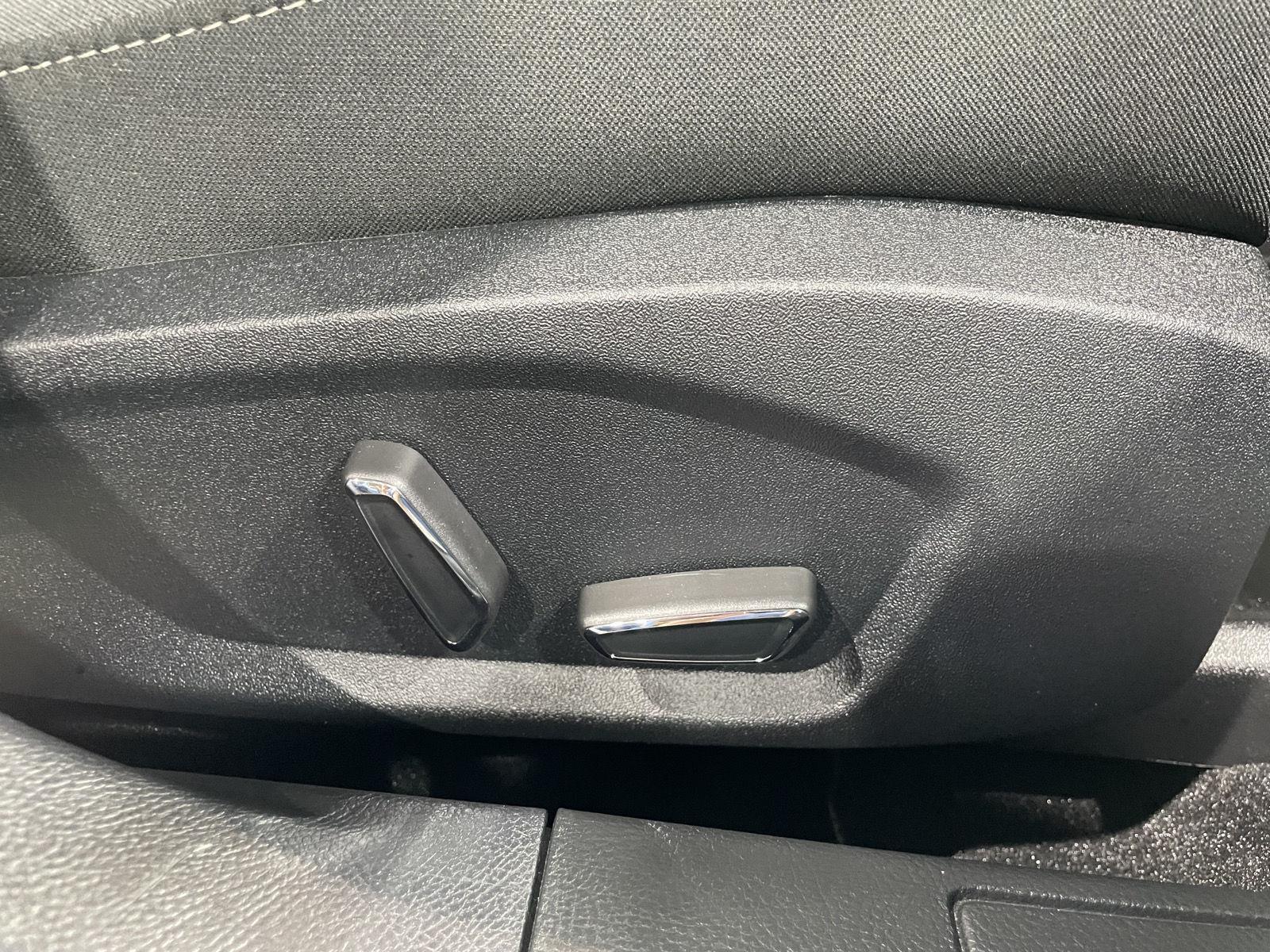 Vehicle photo 28
