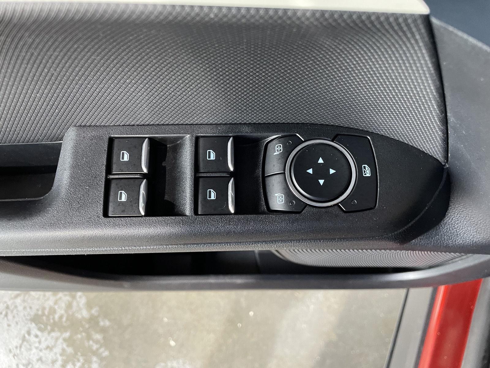 Vehicle photo 23