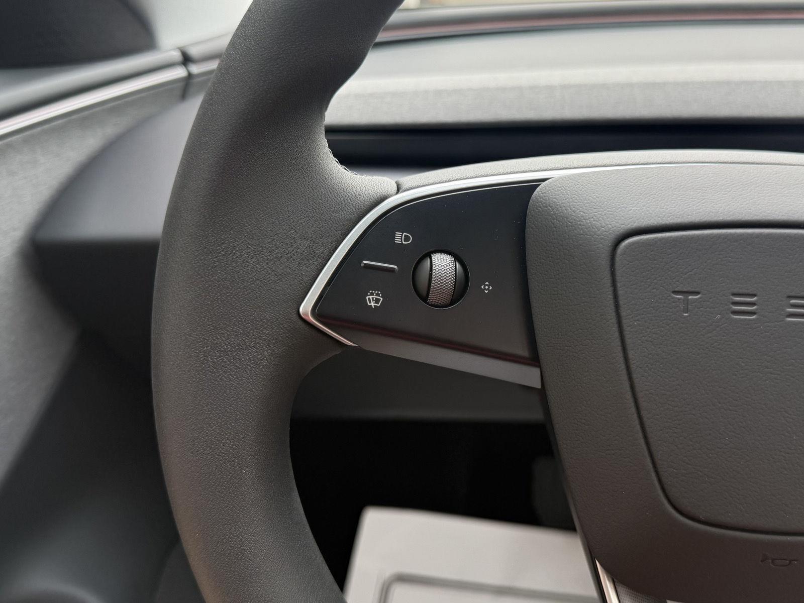 Vehicle photo 12