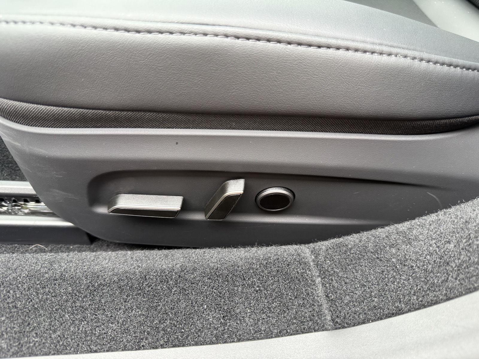 Vehicle photo 17