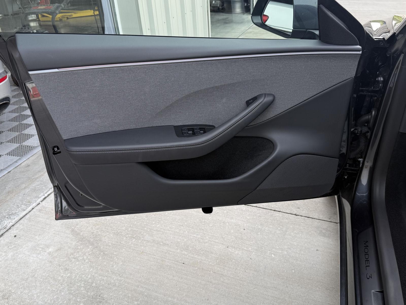 Vehicle photo 18