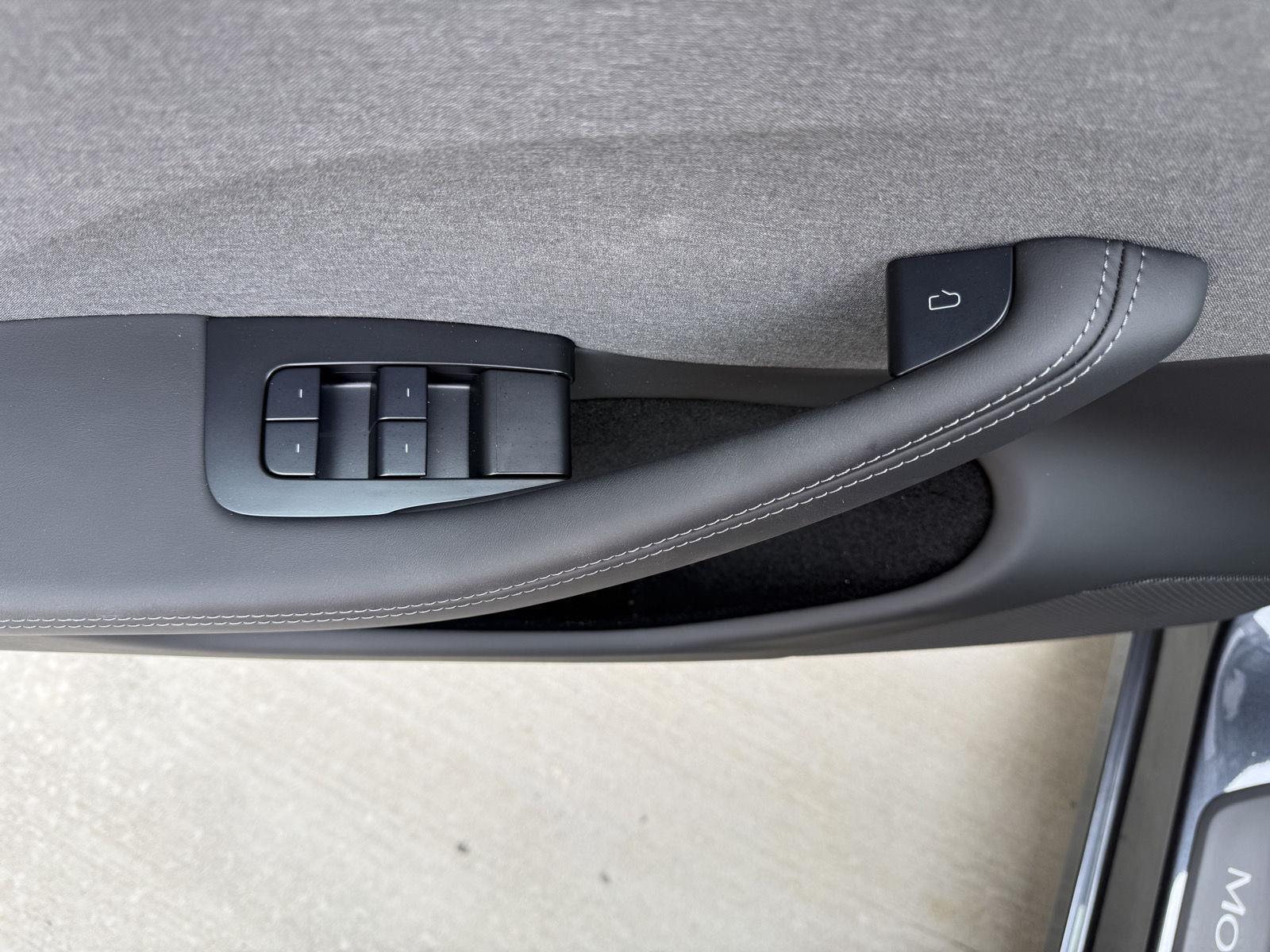 Vehicle photo 19