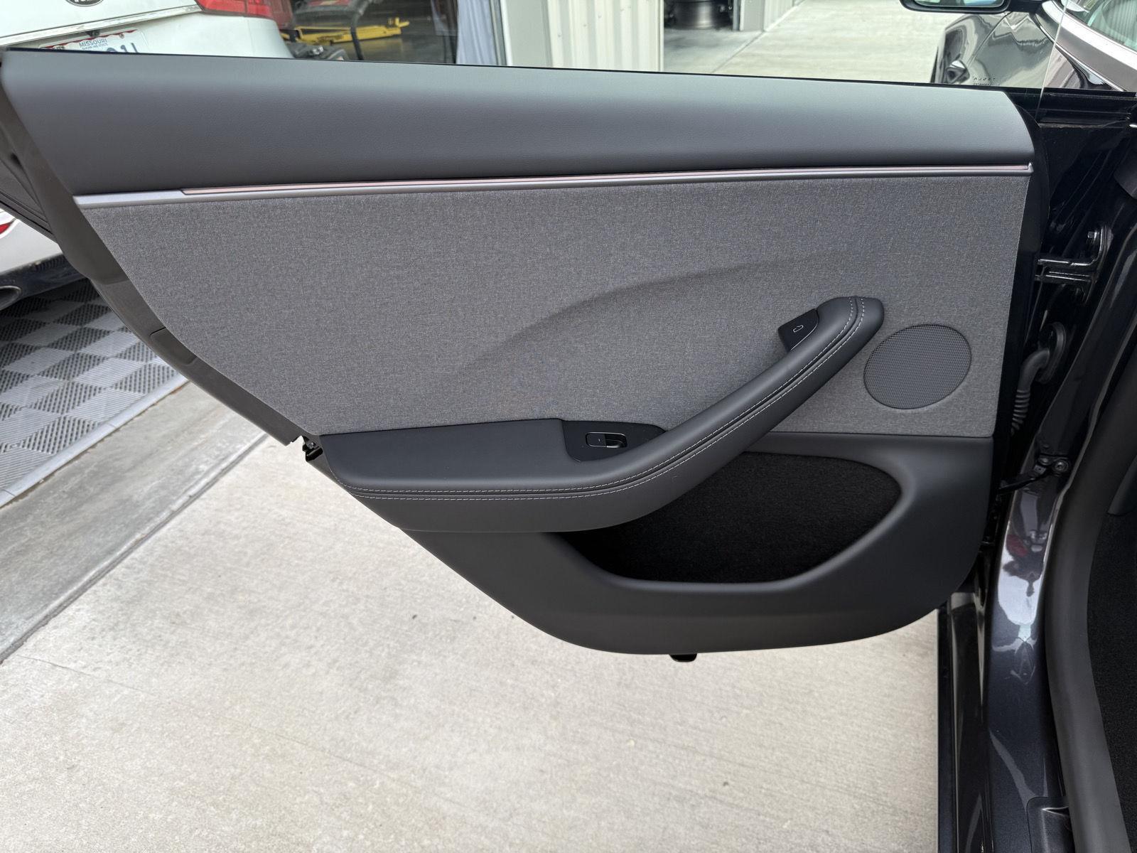 Vehicle photo 20