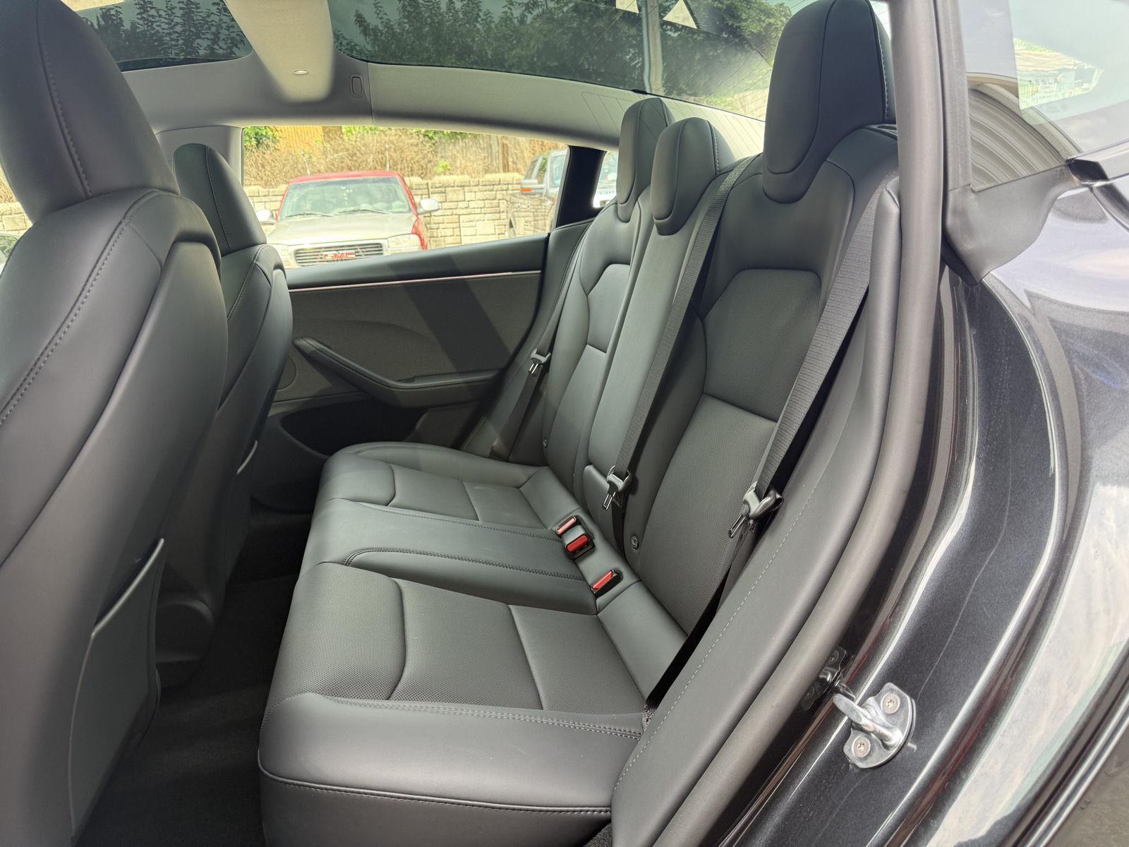 Vehicle photo 21