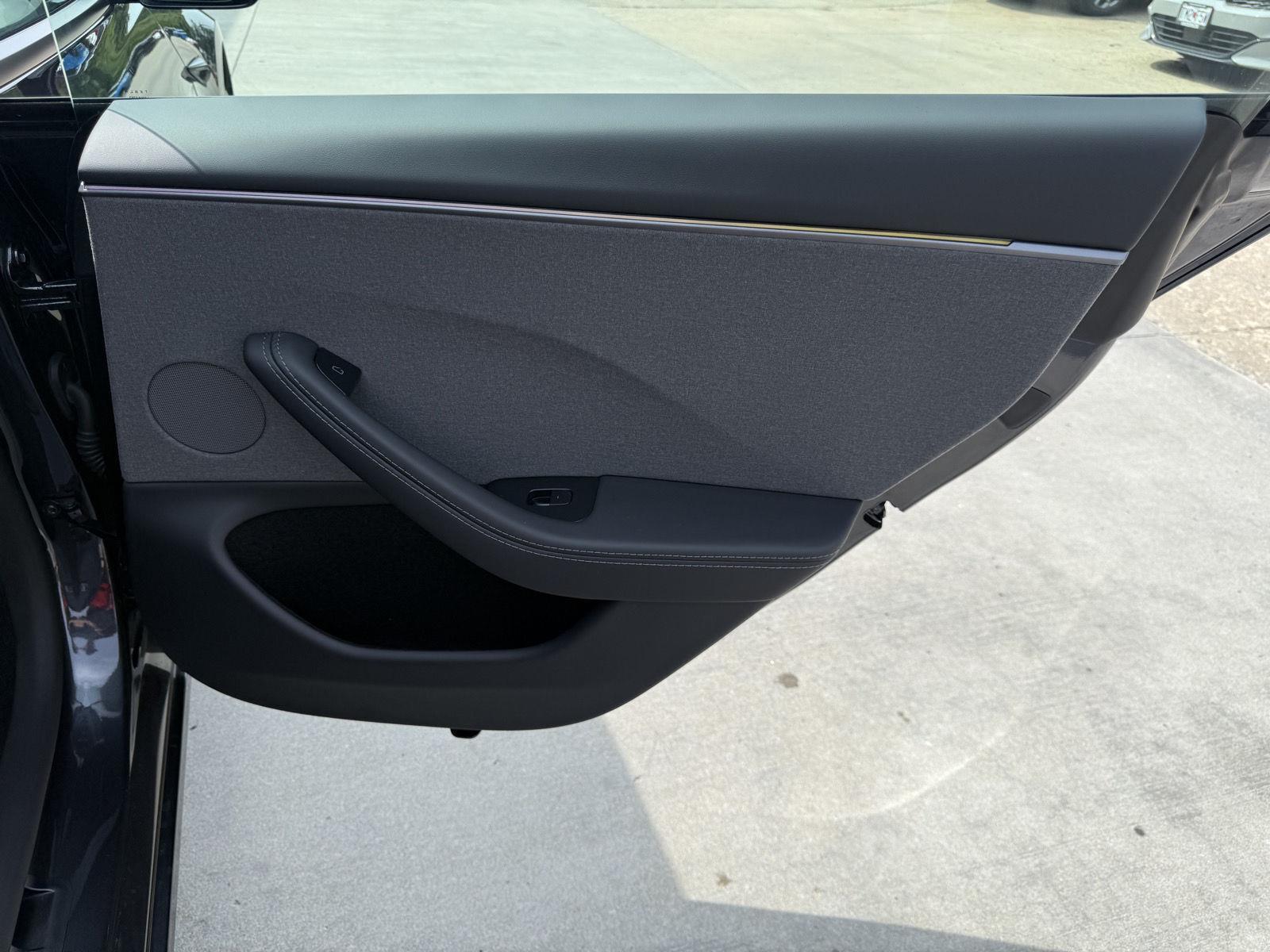Vehicle photo 23