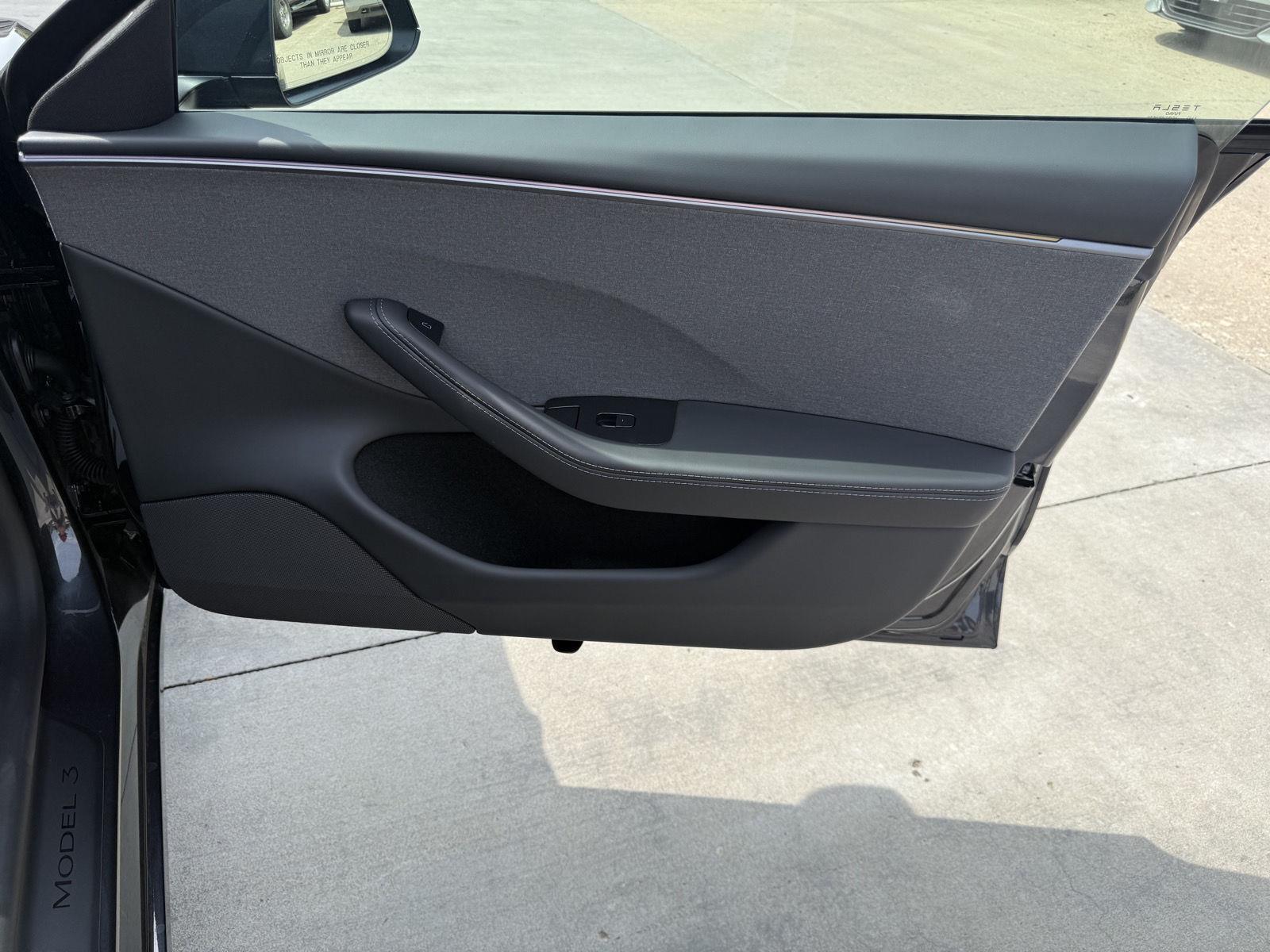 Vehicle photo 24