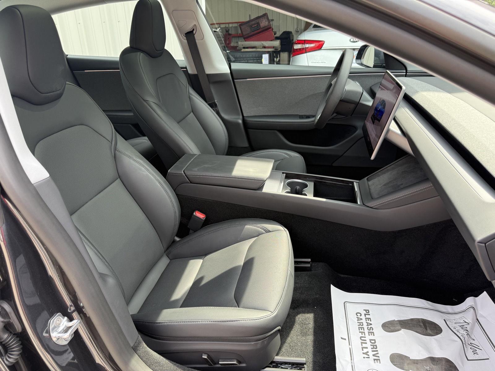 Vehicle photo 25