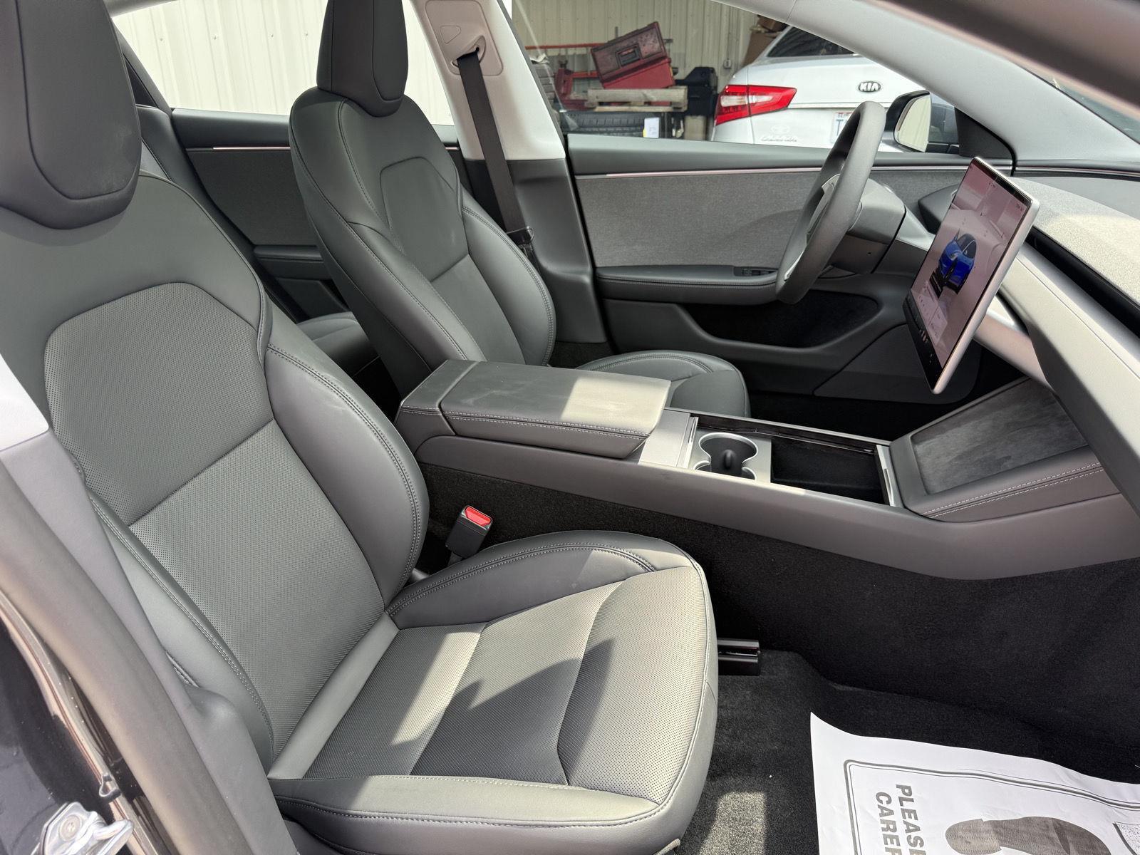 Vehicle photo 26