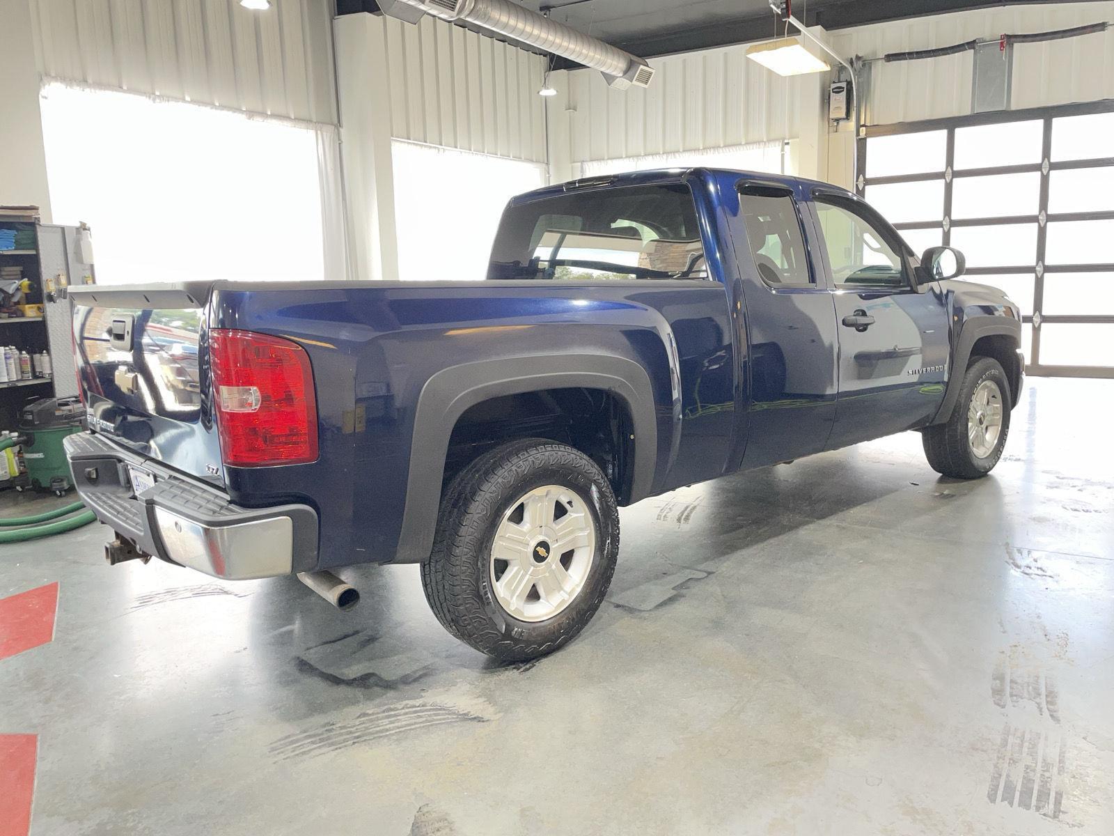 Vehicle photo 7