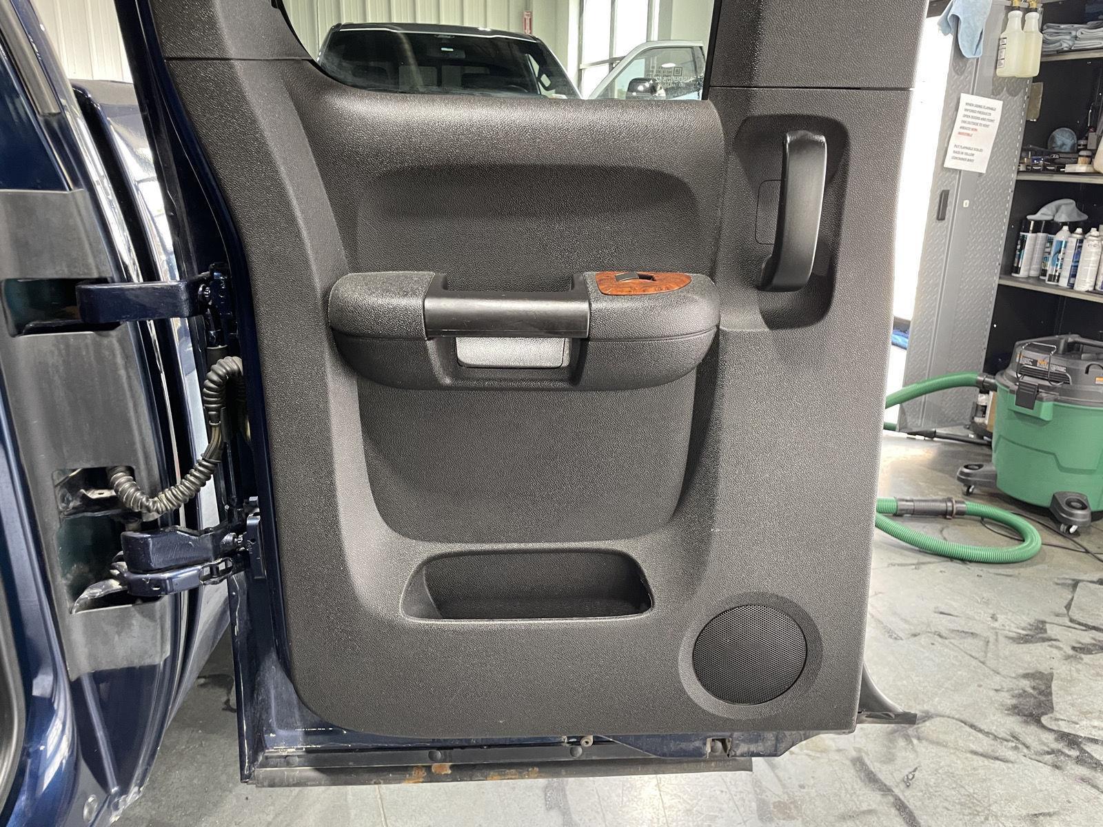 Vehicle photo 25