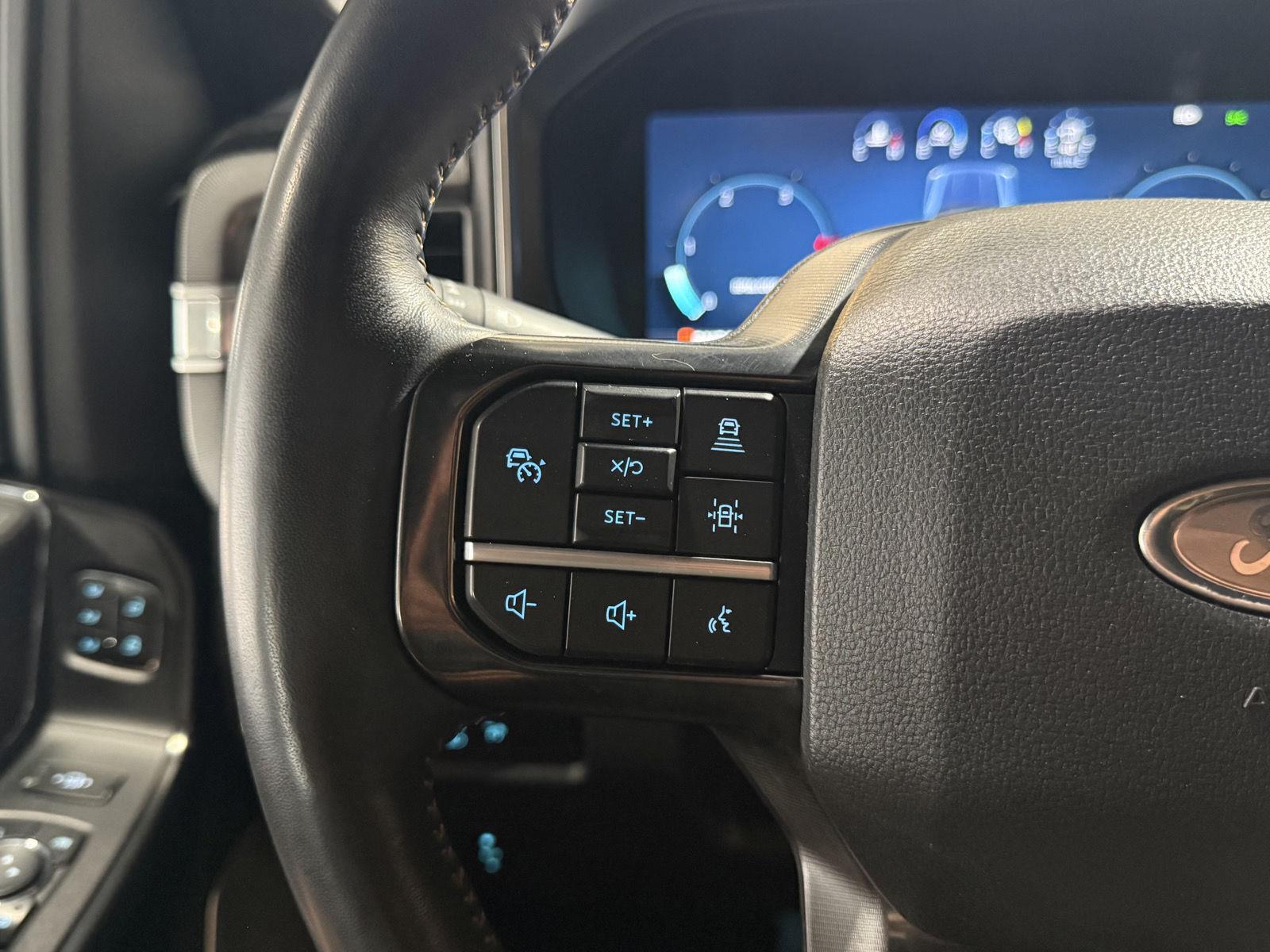 Vehicle photo 14