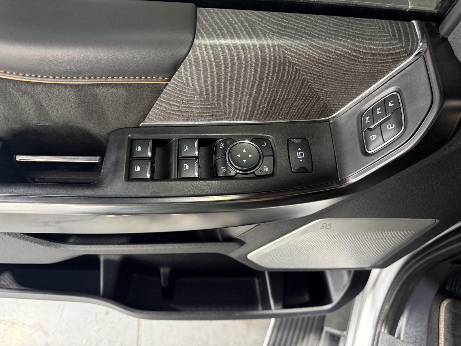 Vehicle photo 22