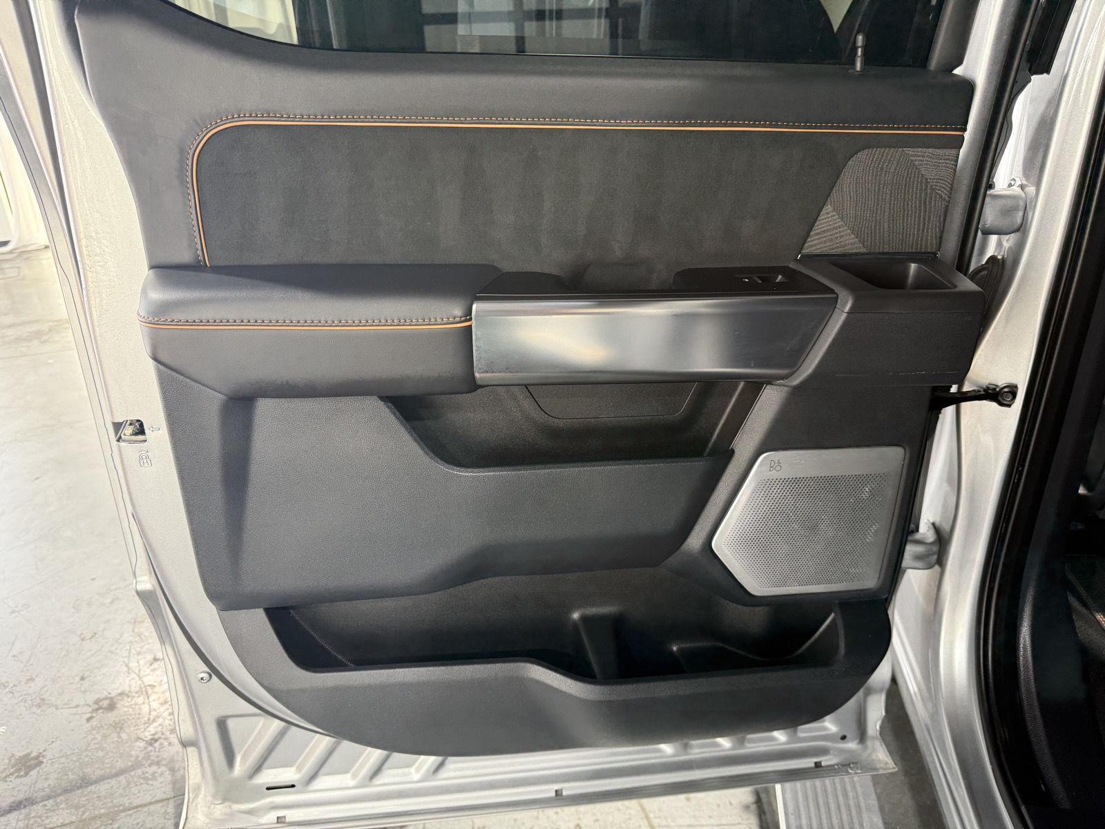 Vehicle photo 23