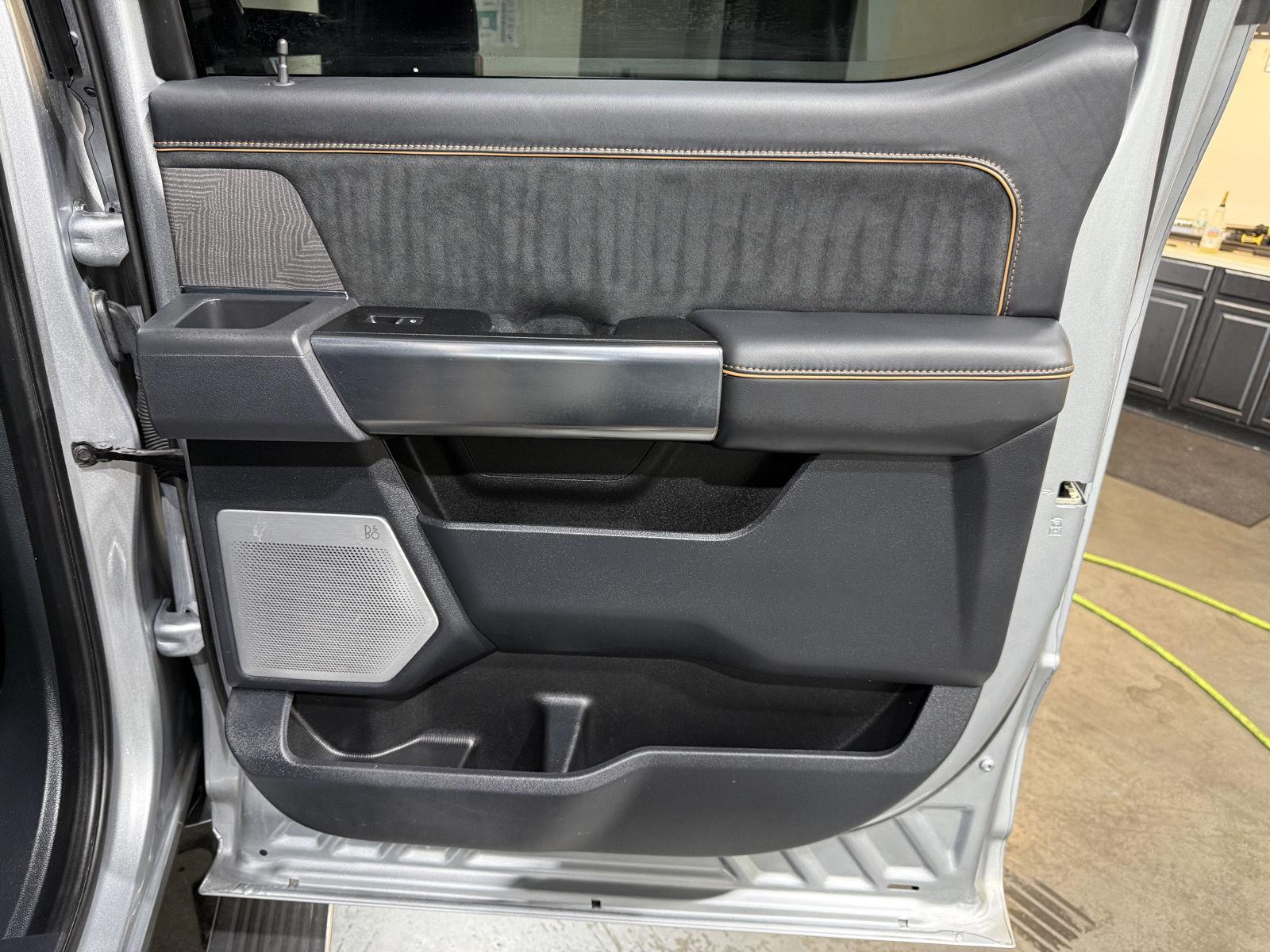 Vehicle photo 26