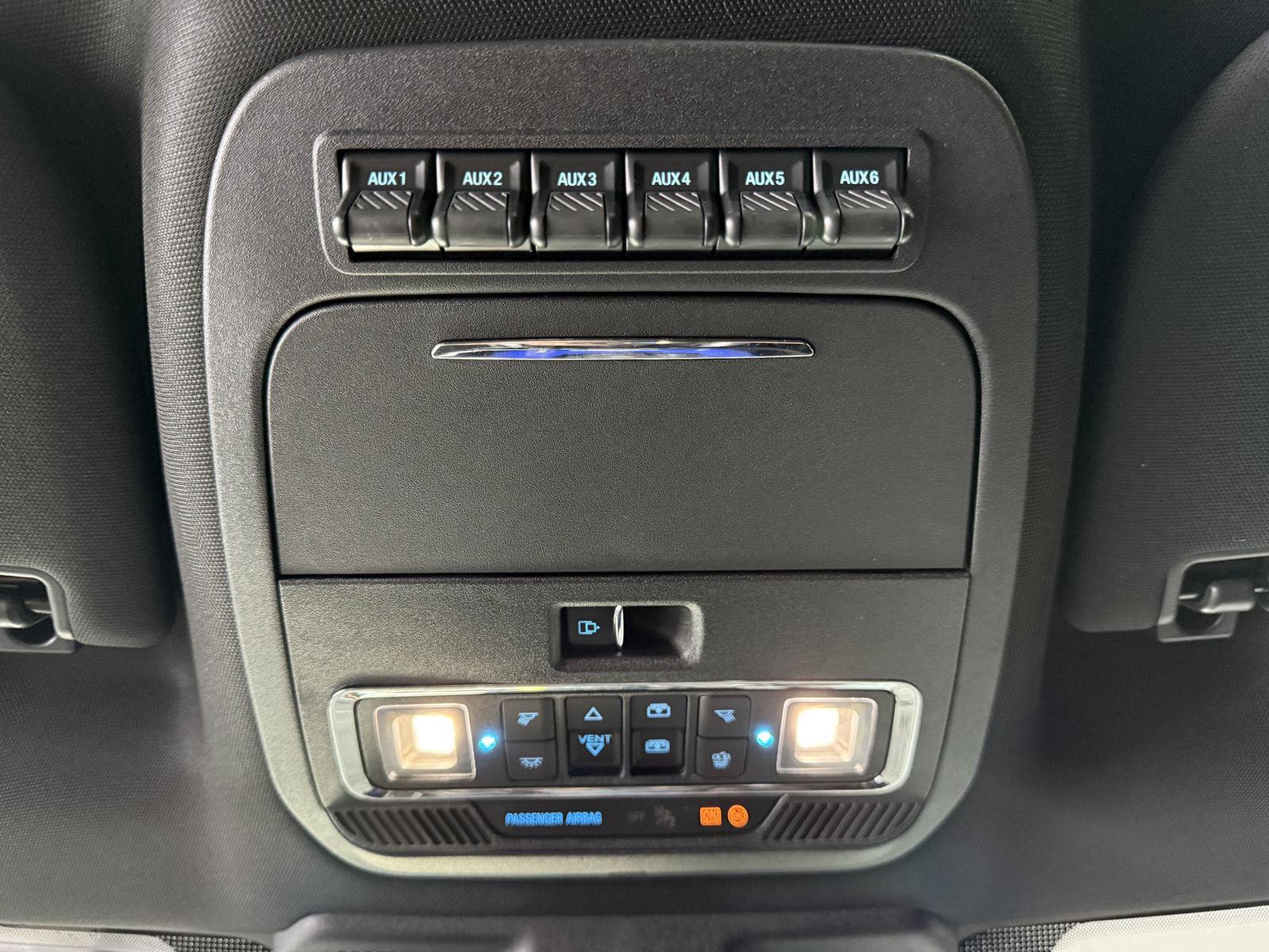 Vehicle photo 30