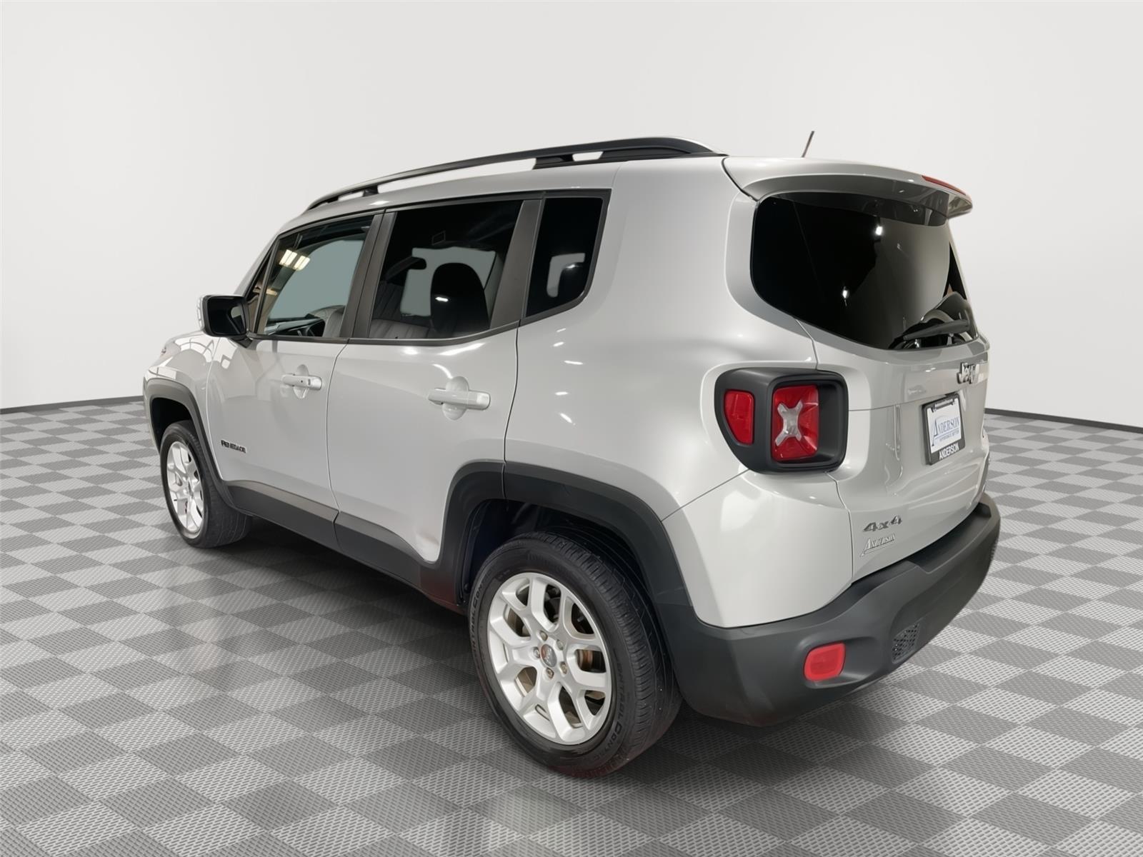 Vehicle photo 9