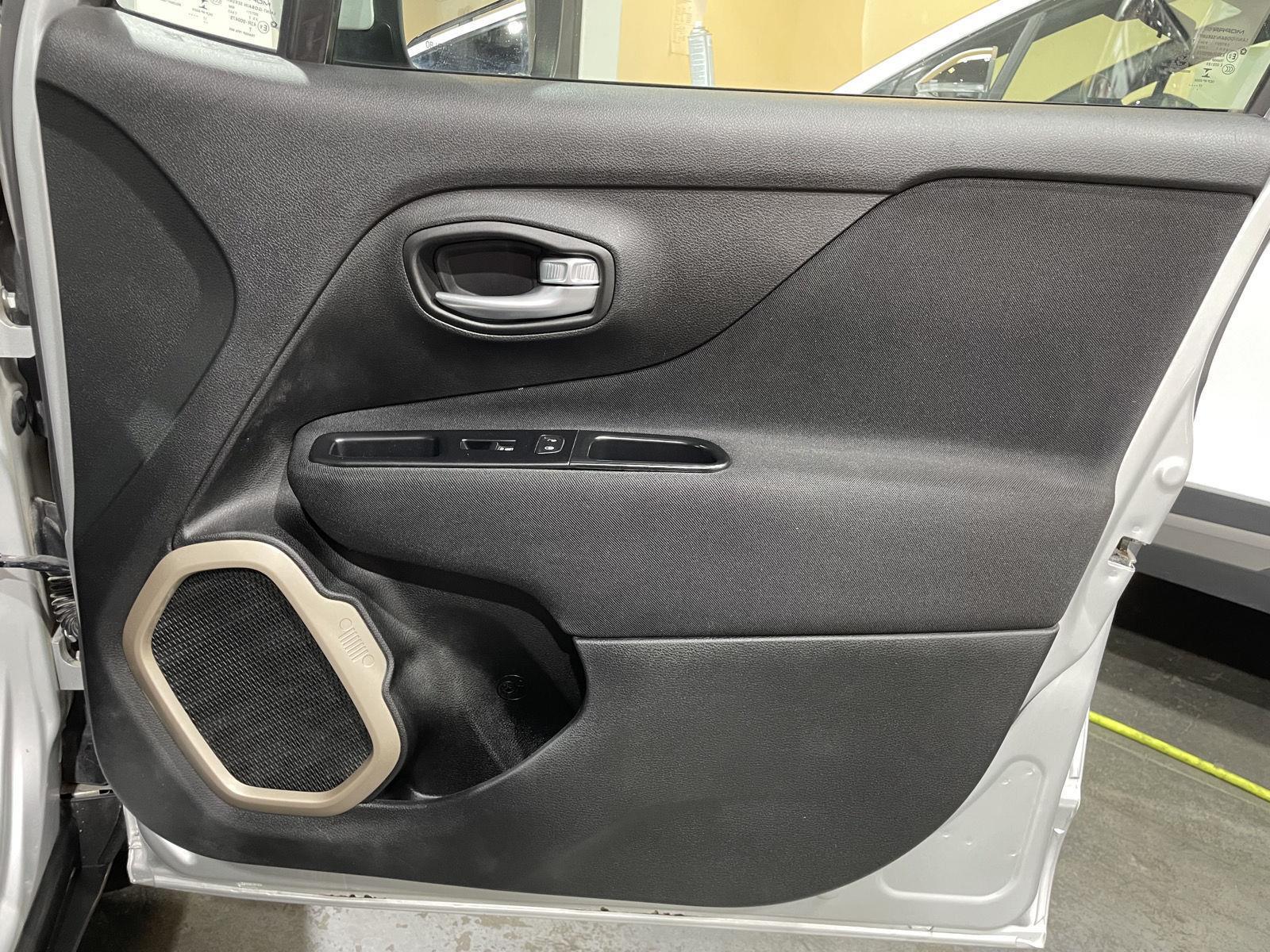 Vehicle photo 19