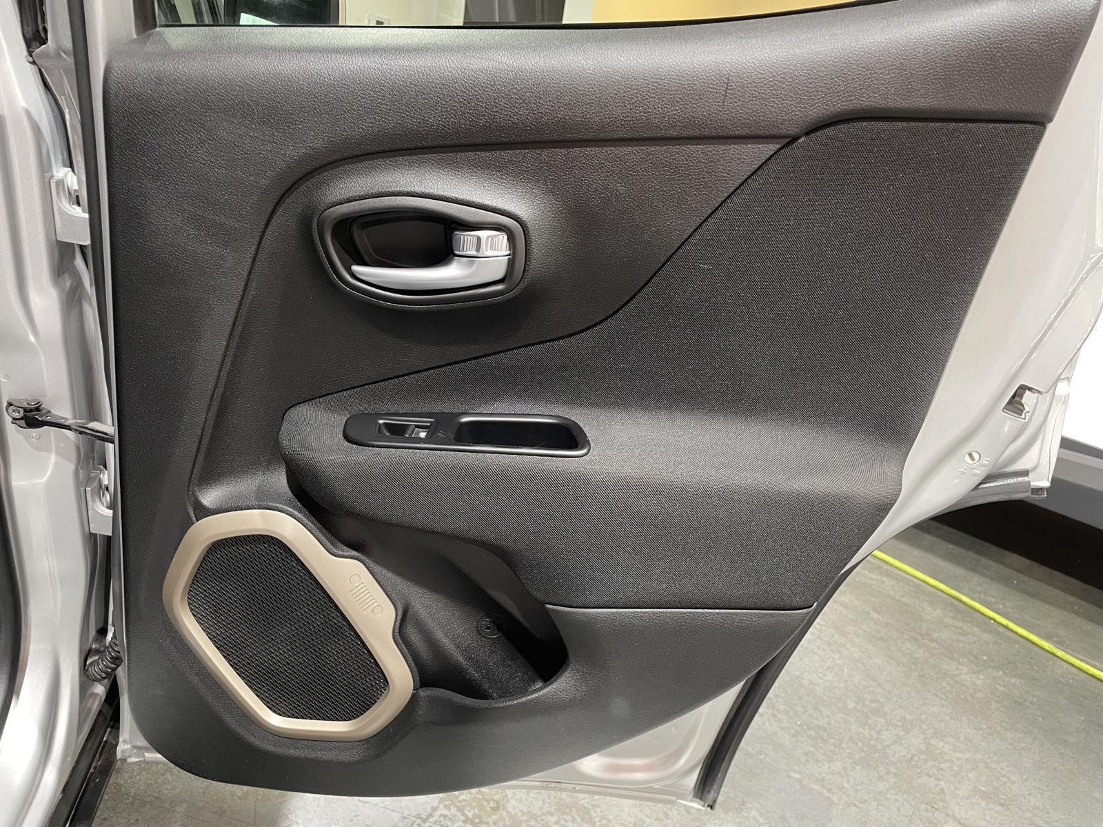 Vehicle photo 23