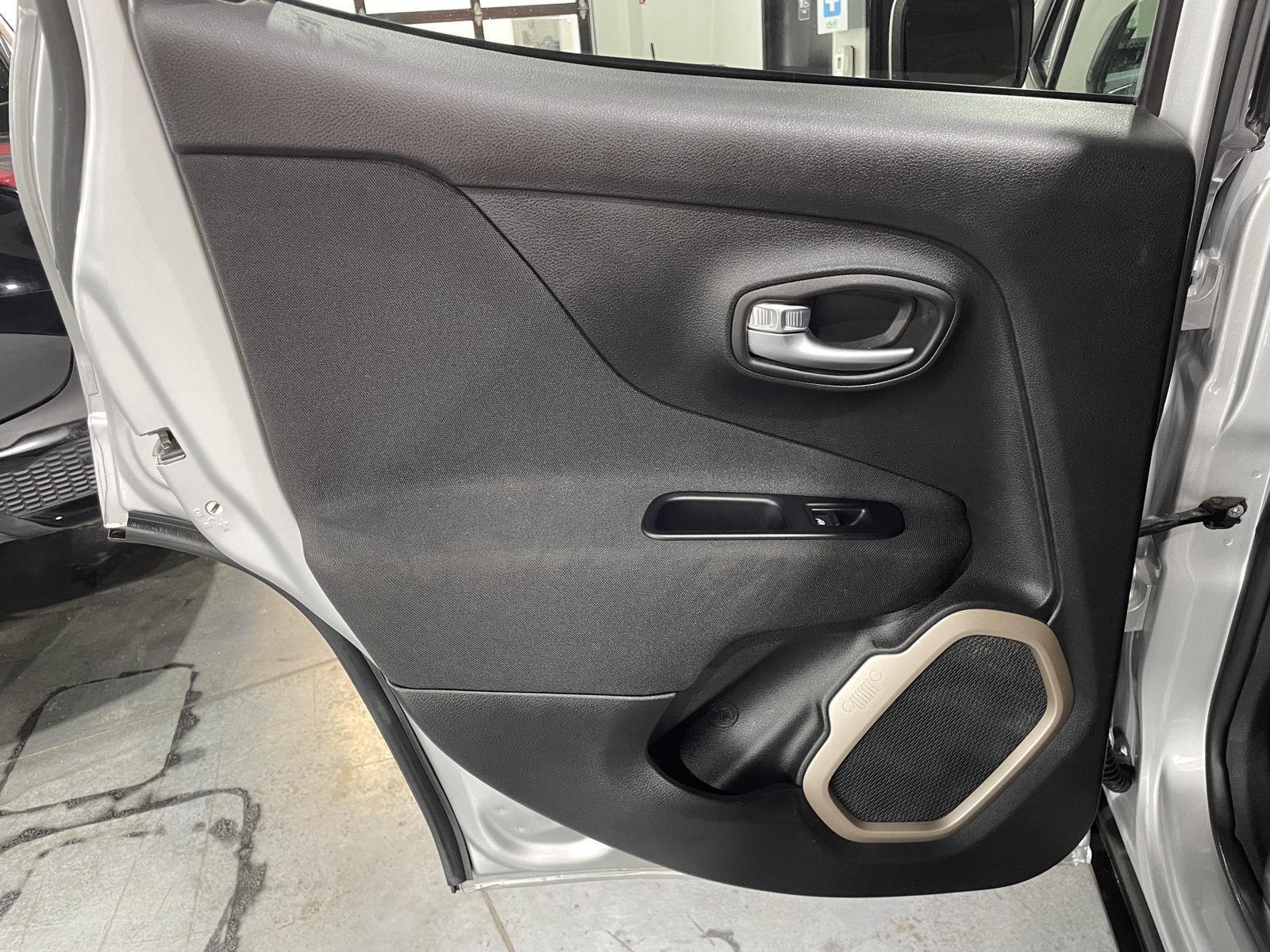 Vehicle photo 25