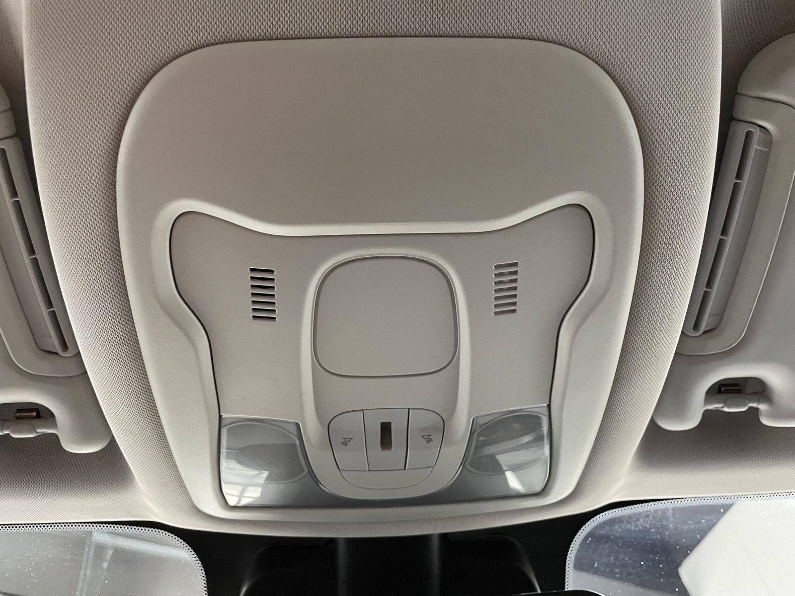 Vehicle photo 26