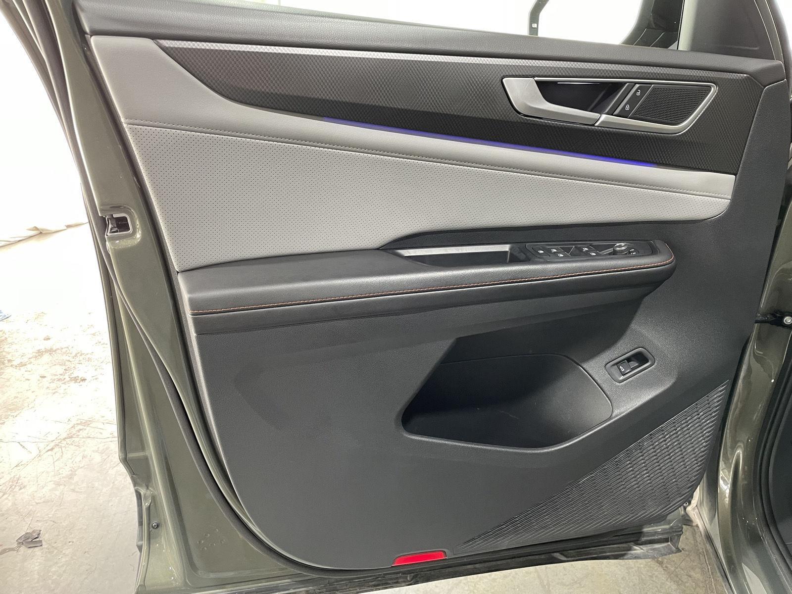 Vehicle photo 17
