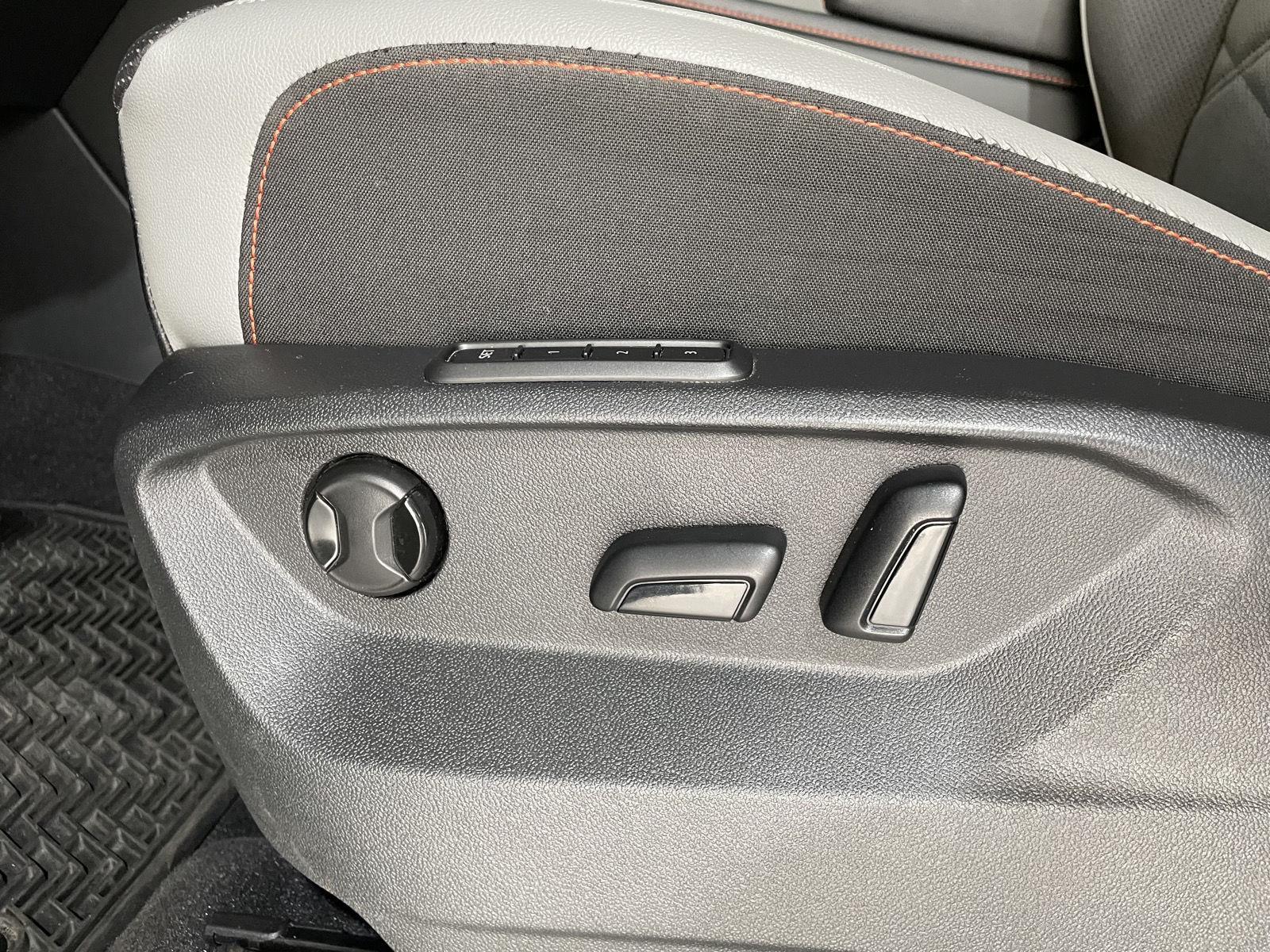 Vehicle photo 21