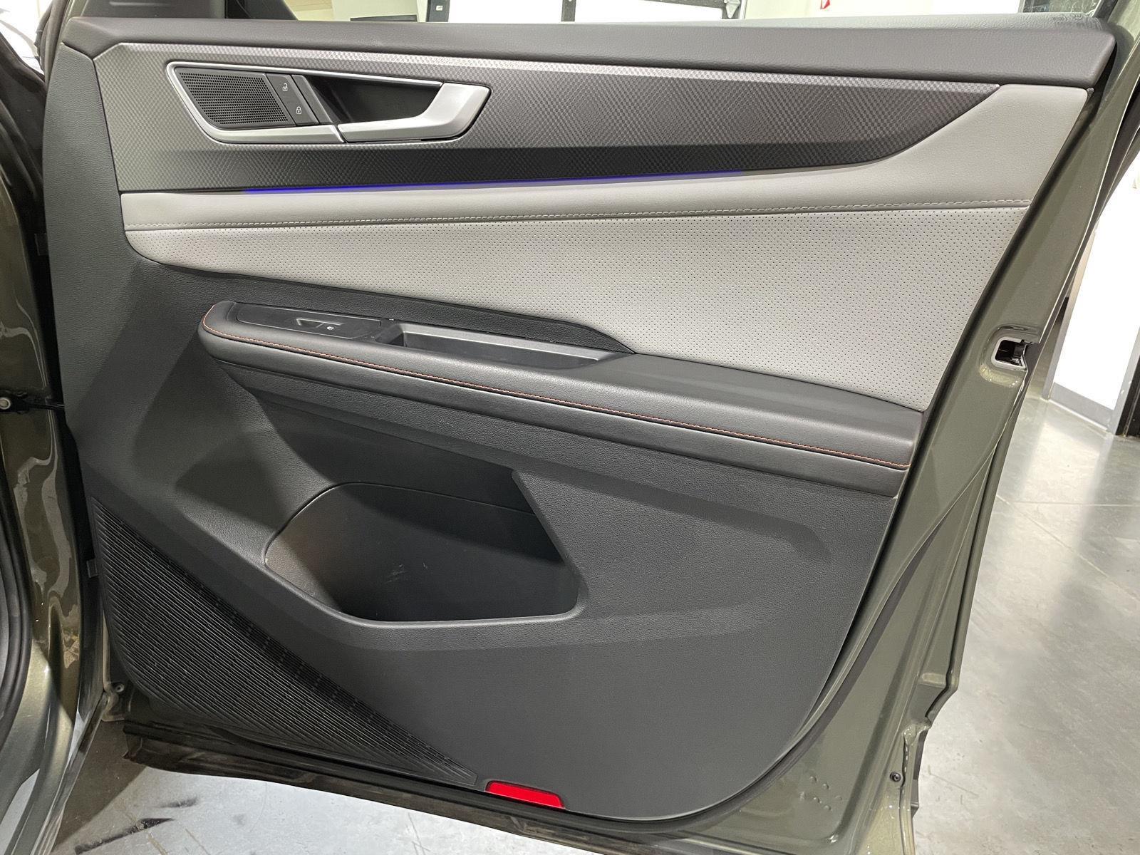 Vehicle photo 24