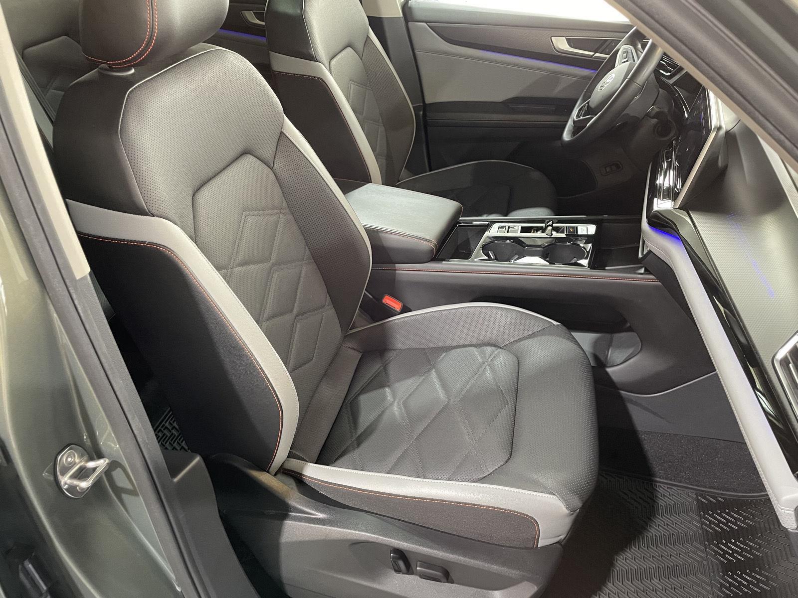 Vehicle photo 26